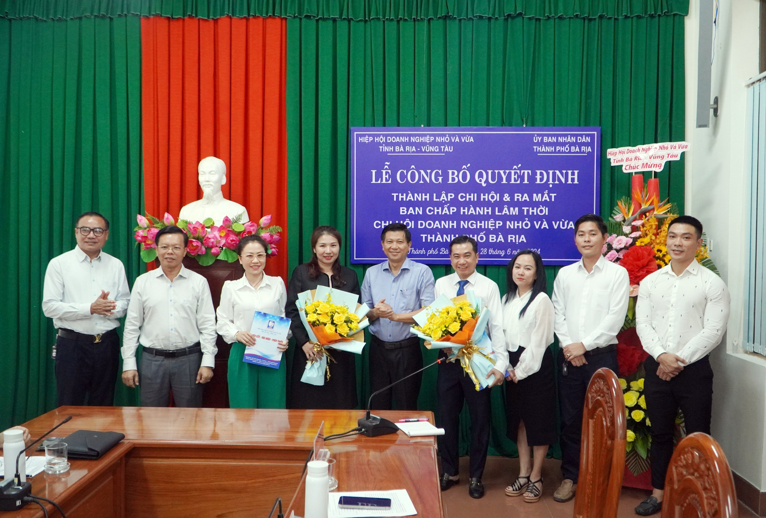 Lãnh đạo TP. Bà Rịa tặng hoa chúc mừng thành lập và ra mắt BCH Lâm thời Hội DNNVV thành phố.