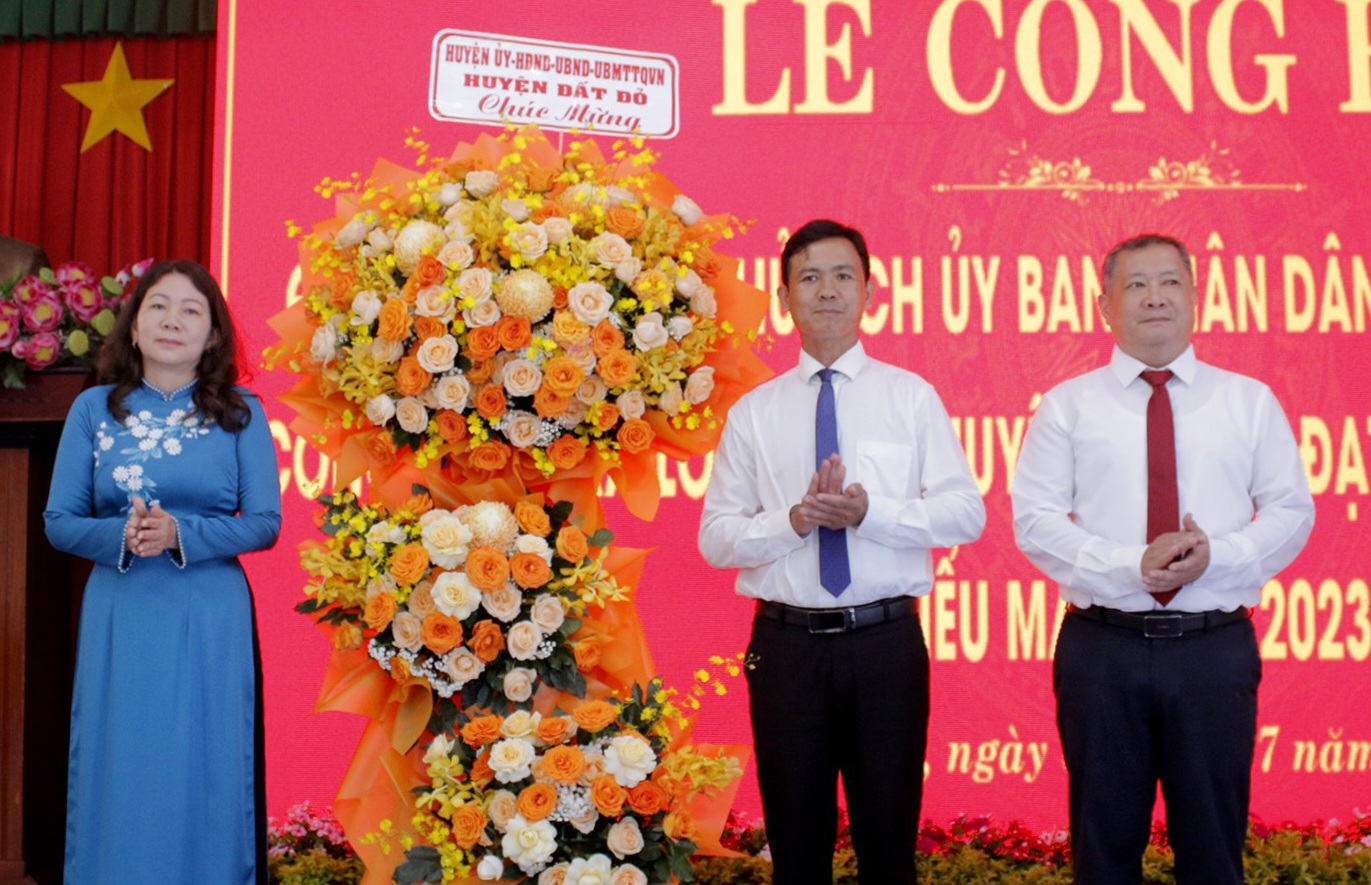 Bà Đỗ Thị Hồng, Chủ tịch UBND huyện Đất Đỏ tặng lẵng hoa chúc mừng Đảng bộ, chính quyền và nhân dân xã Long Tân đạt chuẩn xã NTM kiểu mẫu.