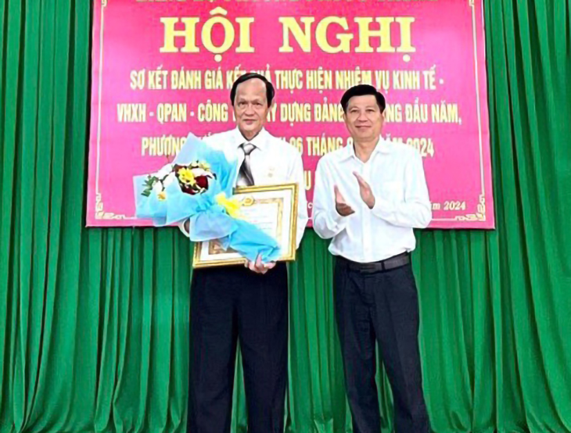 Bí thư Thành ủy Bà Rịa Trần Văn Tuấn trao Huy hiệu 30 năm tuổi Đảng cho đảng viên Nguyễn Tấn Hải.