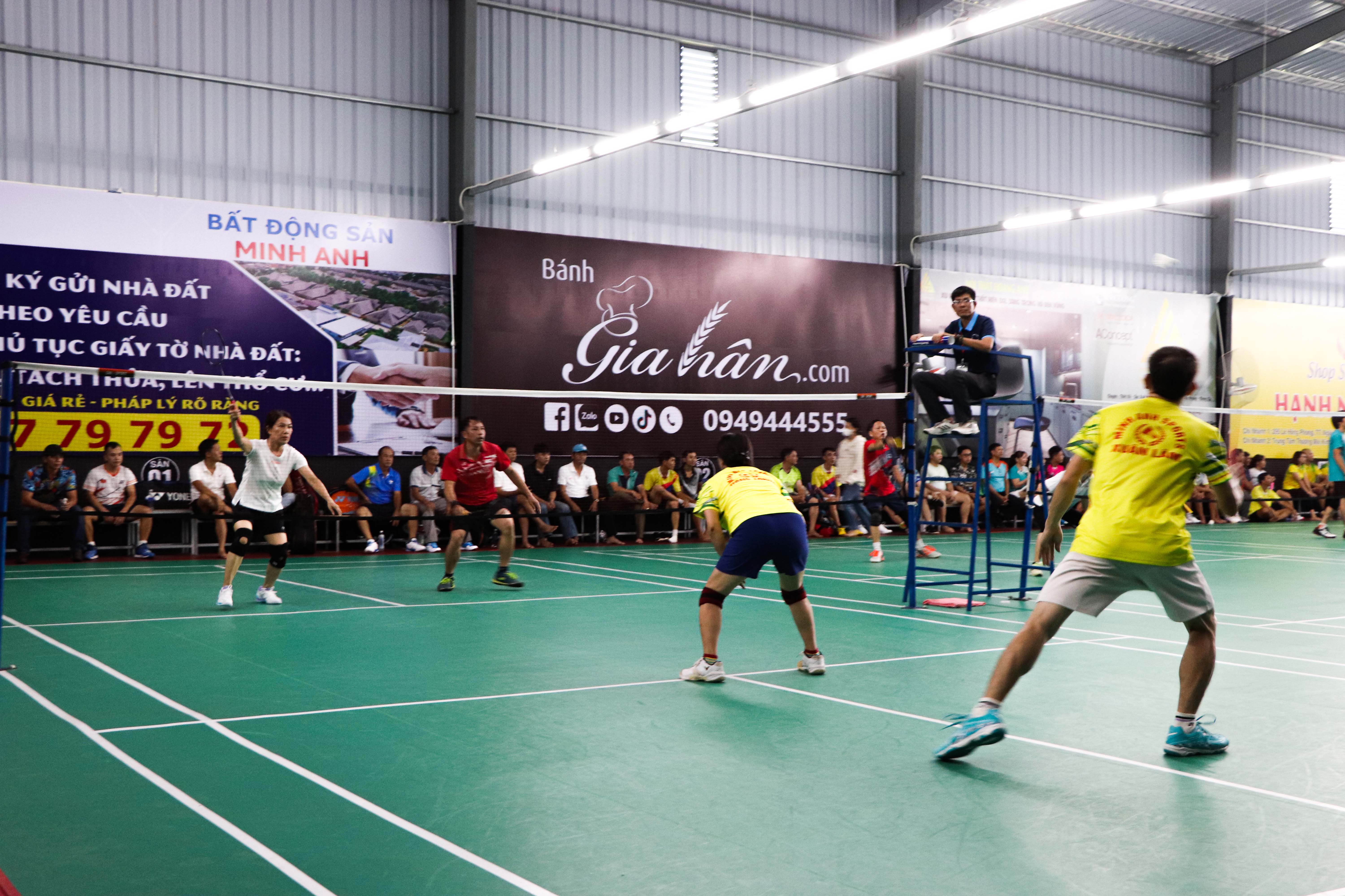 Các nội dung thi đấu đôi nam nữ diễn ra hấp dẫn ngay sau lễ khai mạc.