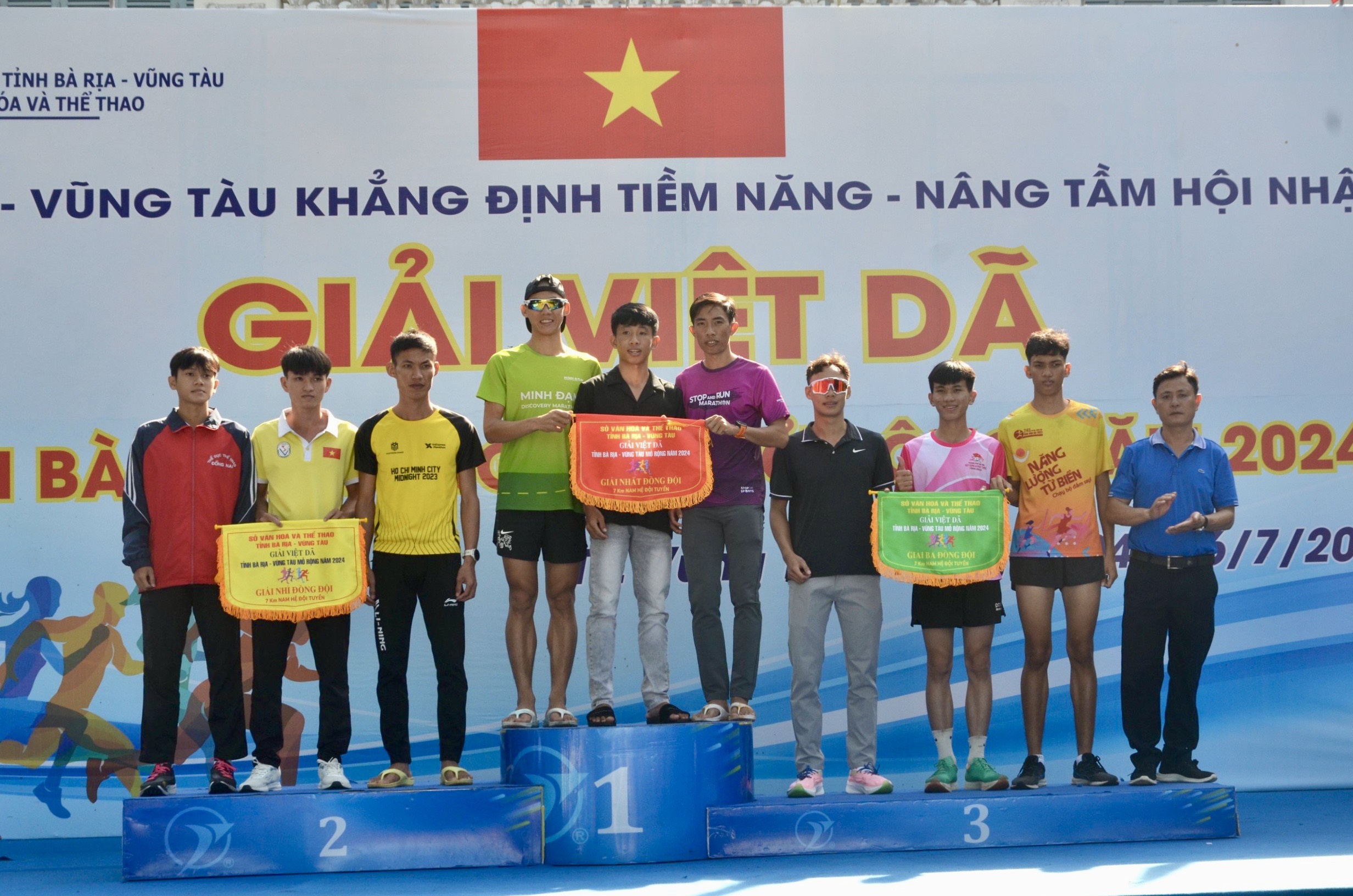 Các đội Nhất, Nhì, Ba nội dung đồng đội 7km. 