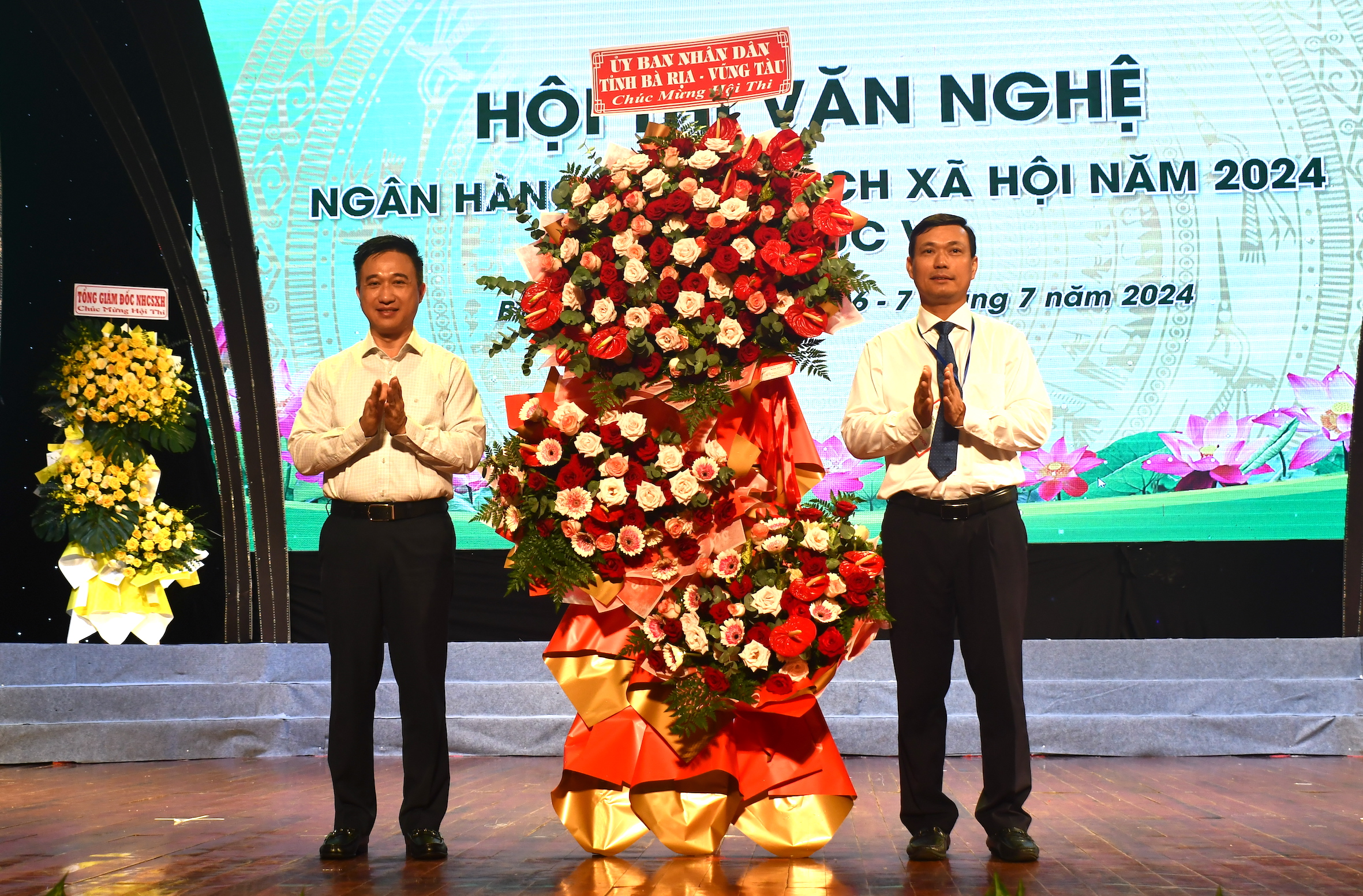 Ông Đặng Minh Thông (bìa trái), Phó Chủ tịch UBND tỉnh Bà Rịa - Vũng Tàu tặng hoa chúc mừng hội thi
