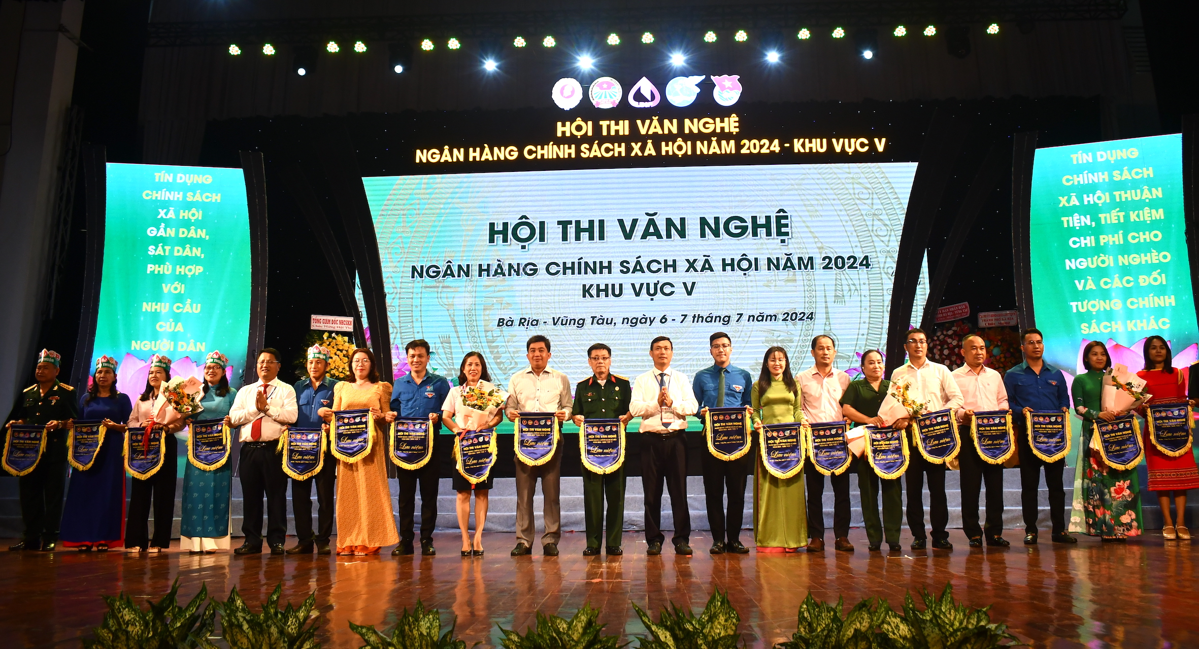 Ban Tổ chức tặng cờ lưu niệm đến các đội thi.