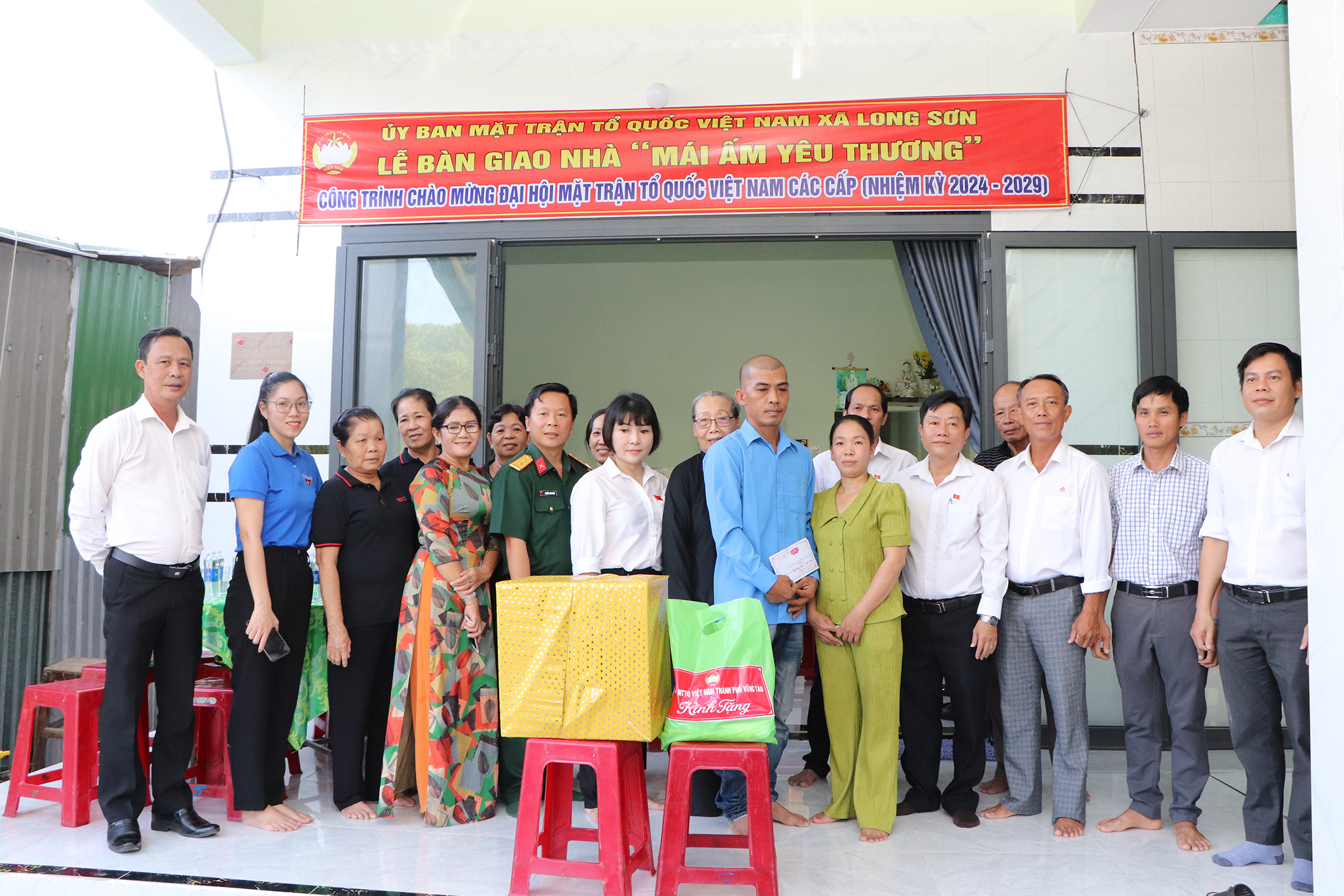 Đại diện UBMTTQ Việt Nam TP.Vũng Tàu và xã Long Sơn tại lễ bàn giao nhà cho gia đình chị Nguyễn Thị Hữu Mộng, thôn 7.