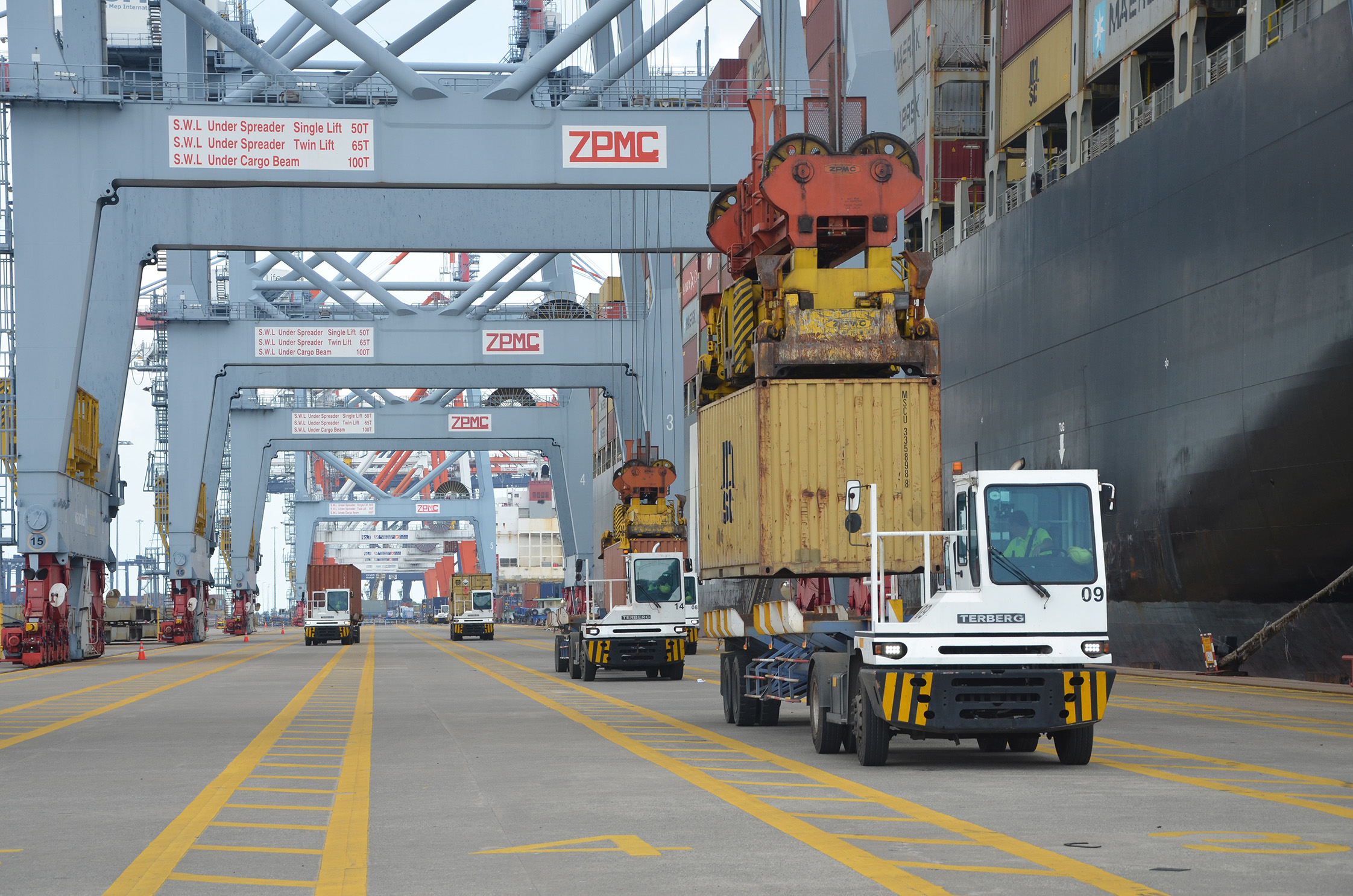 Xếp dỡ hàng container tại Cảng CMIT.