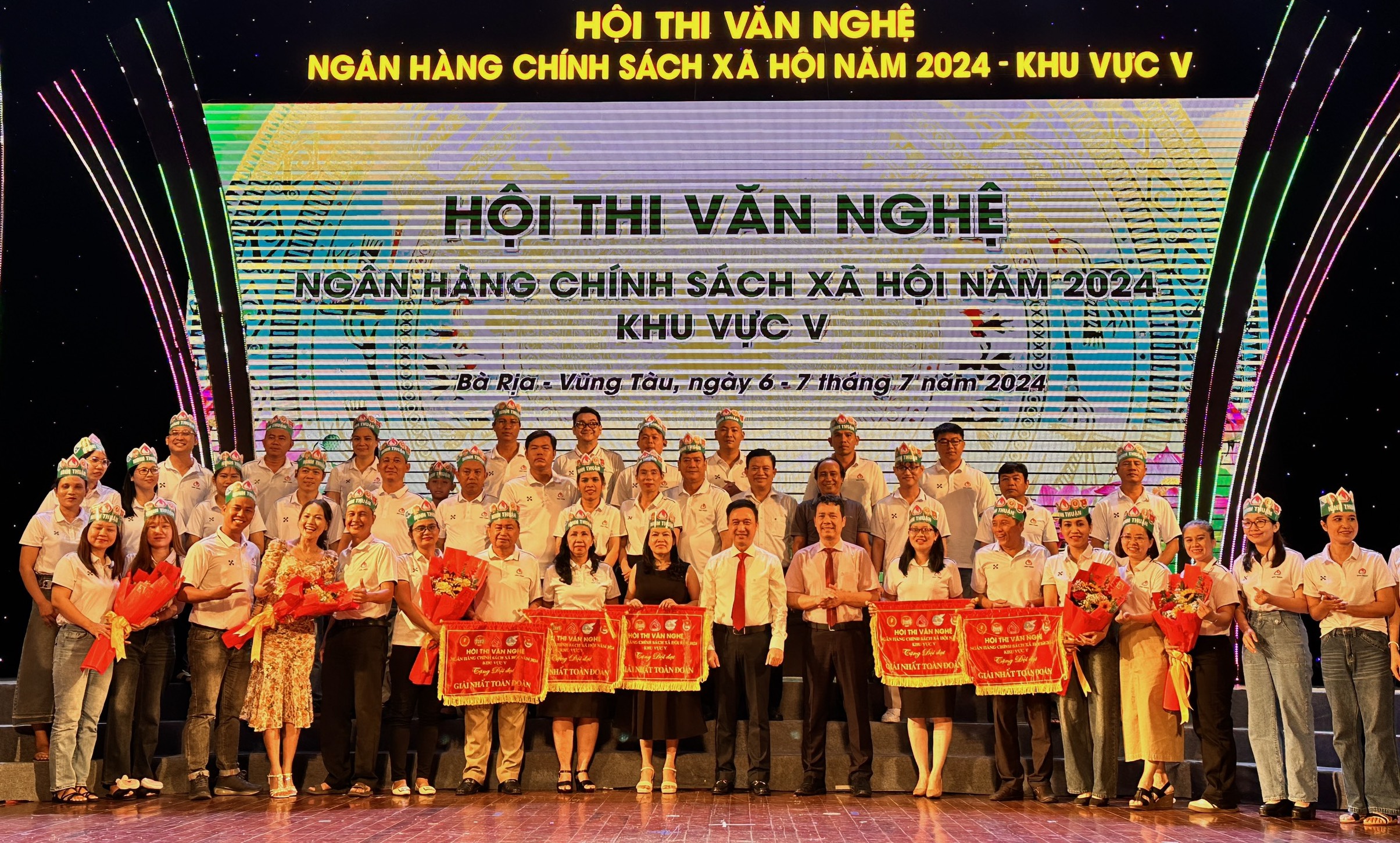 Ông Hoàng Minh Tế, Phó Tổng Giám đốc NHCSXH Việt Nam và ông Đặng Minh Thông, Phó Chủ tịch UBND tỉnh Bà Rịa - Vũng Tàu trao giải đến các đội.