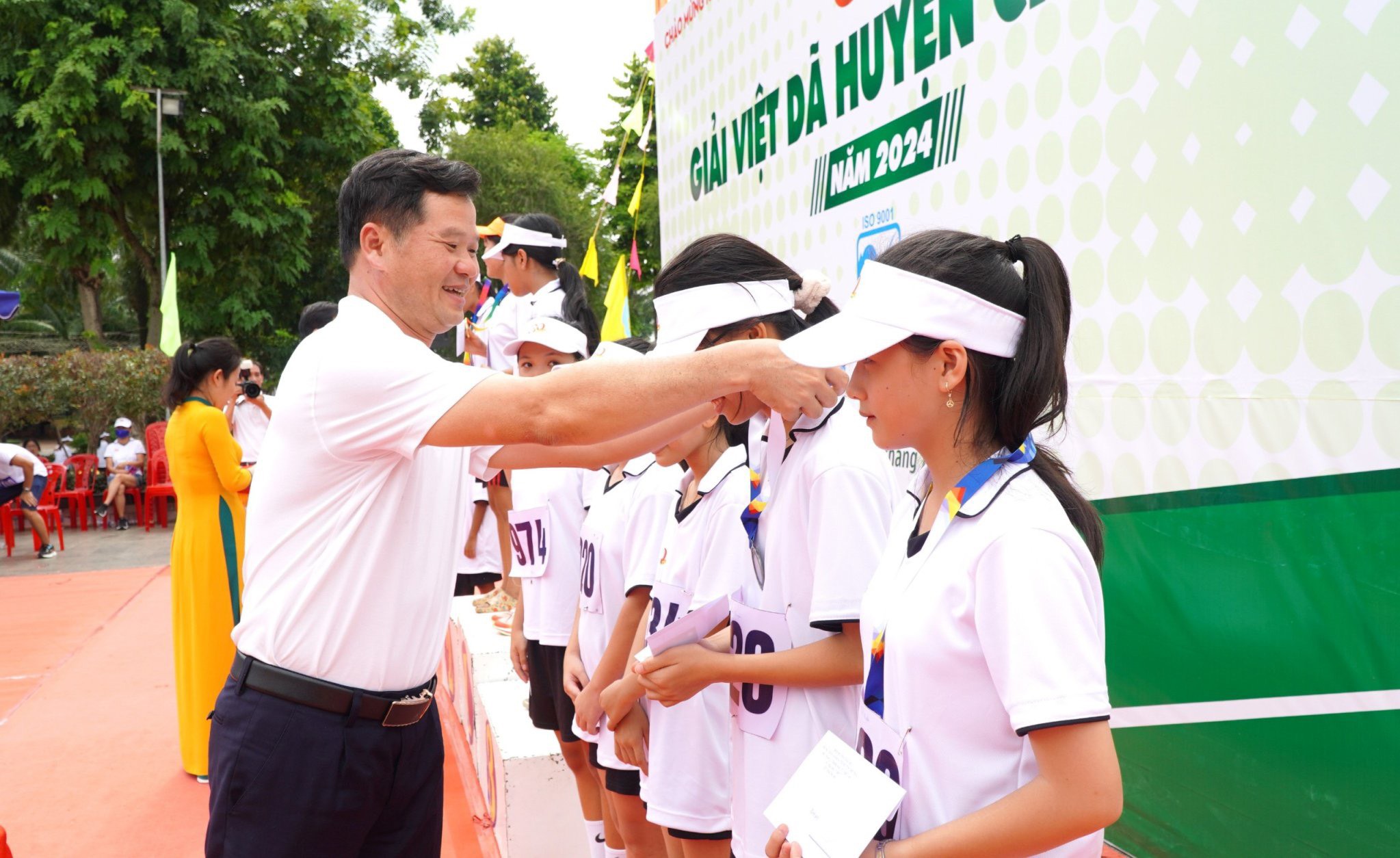 Ông Lê Thanh Liêm Phó Bí thư Huyện ủy Châu Đức trao huy chương cho các VĐV.