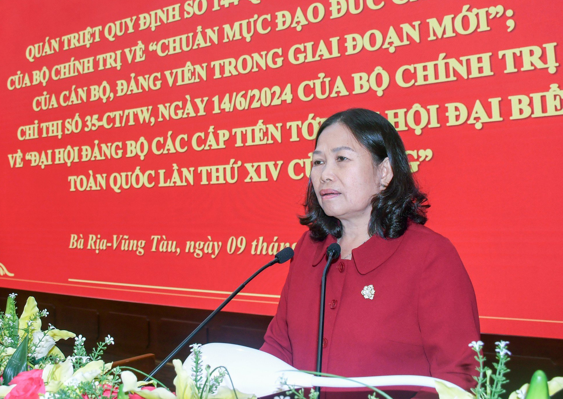 Bà Nguyễn Thị Yến, Phó Bí thư Thường trực Tỉnh ủy, Trưởng Đoàn ĐBQH tỉnh phát biểu tại hội nghị.