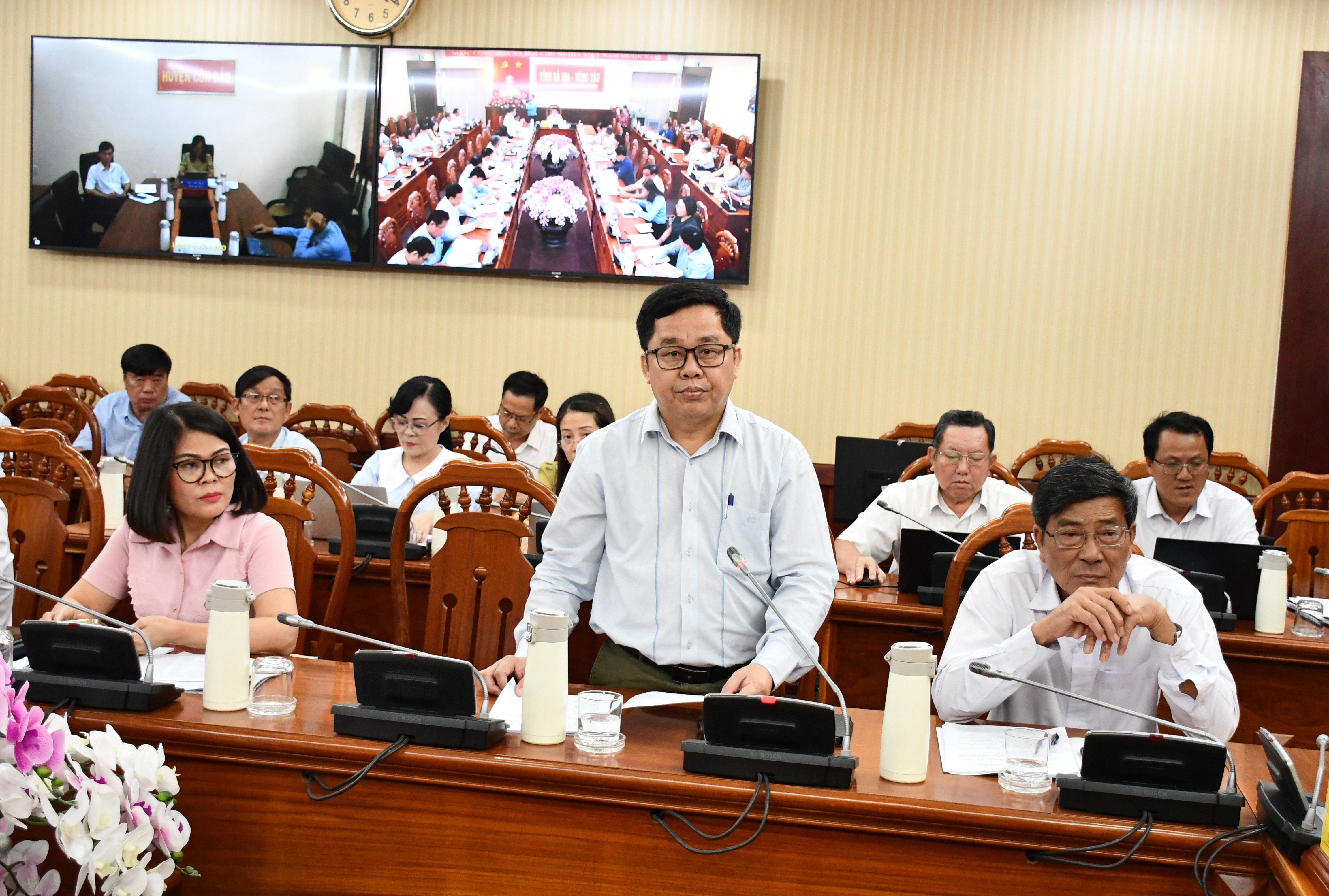 Bác sĩ Trần Ngọc Triệu, Phó Giám đốc Sở Y tế báo cáo tại buổi làm việc.