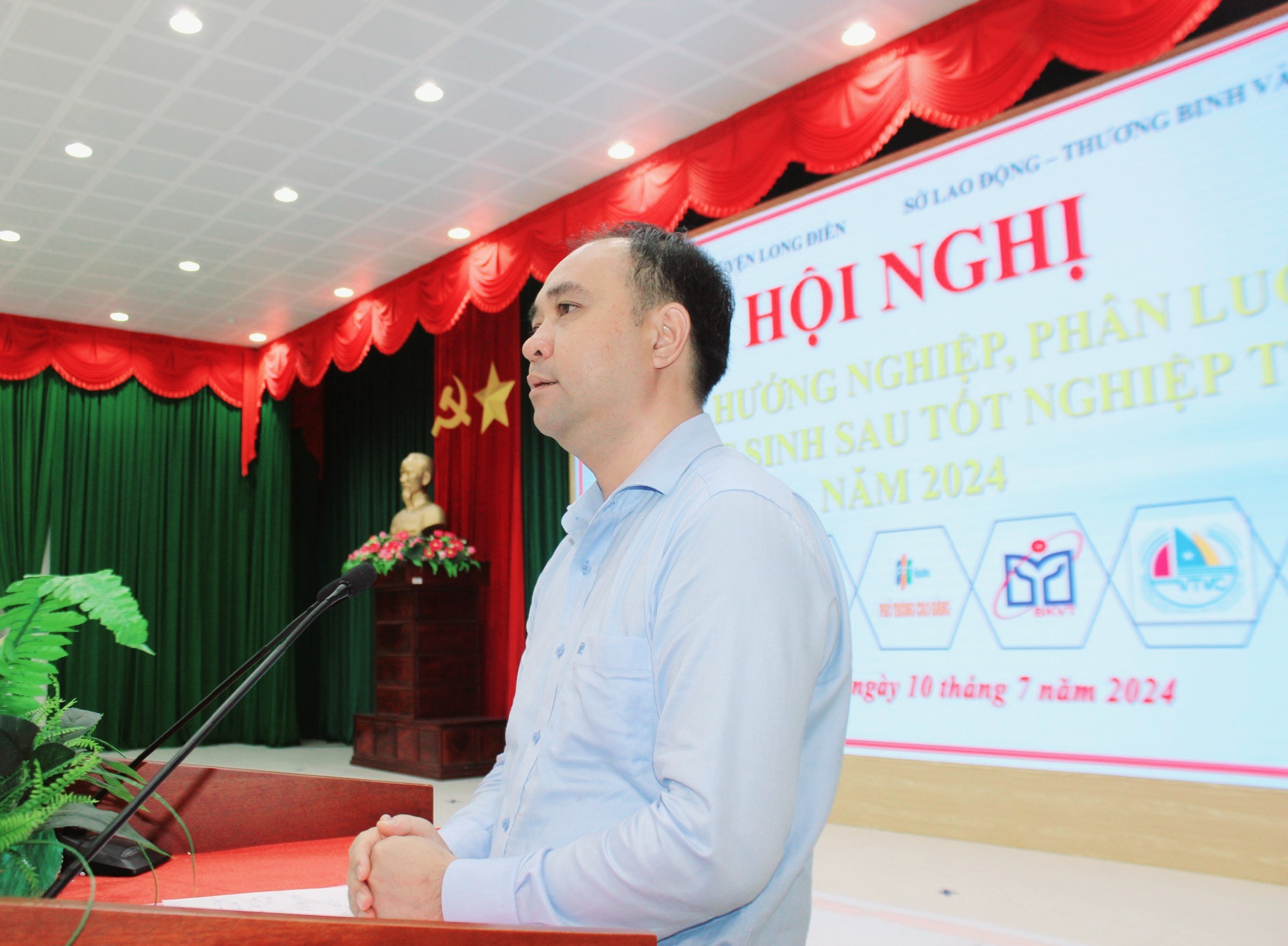 Ông Lê Hữu Hiền, Phó Chủ tịch UBND huyện Long Điền phát biểu khai mạc chương trình.