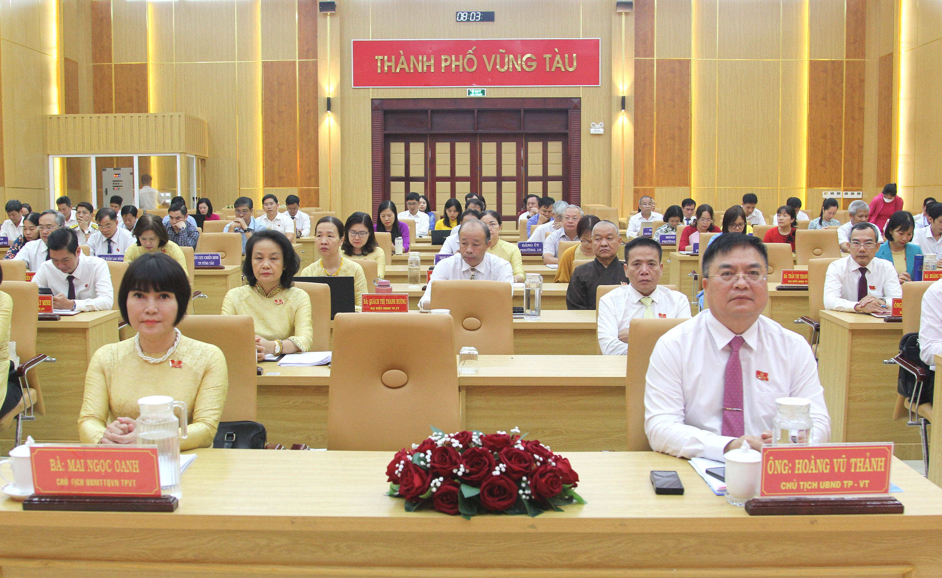 Các đại biểu tham dự kỳ họp.
