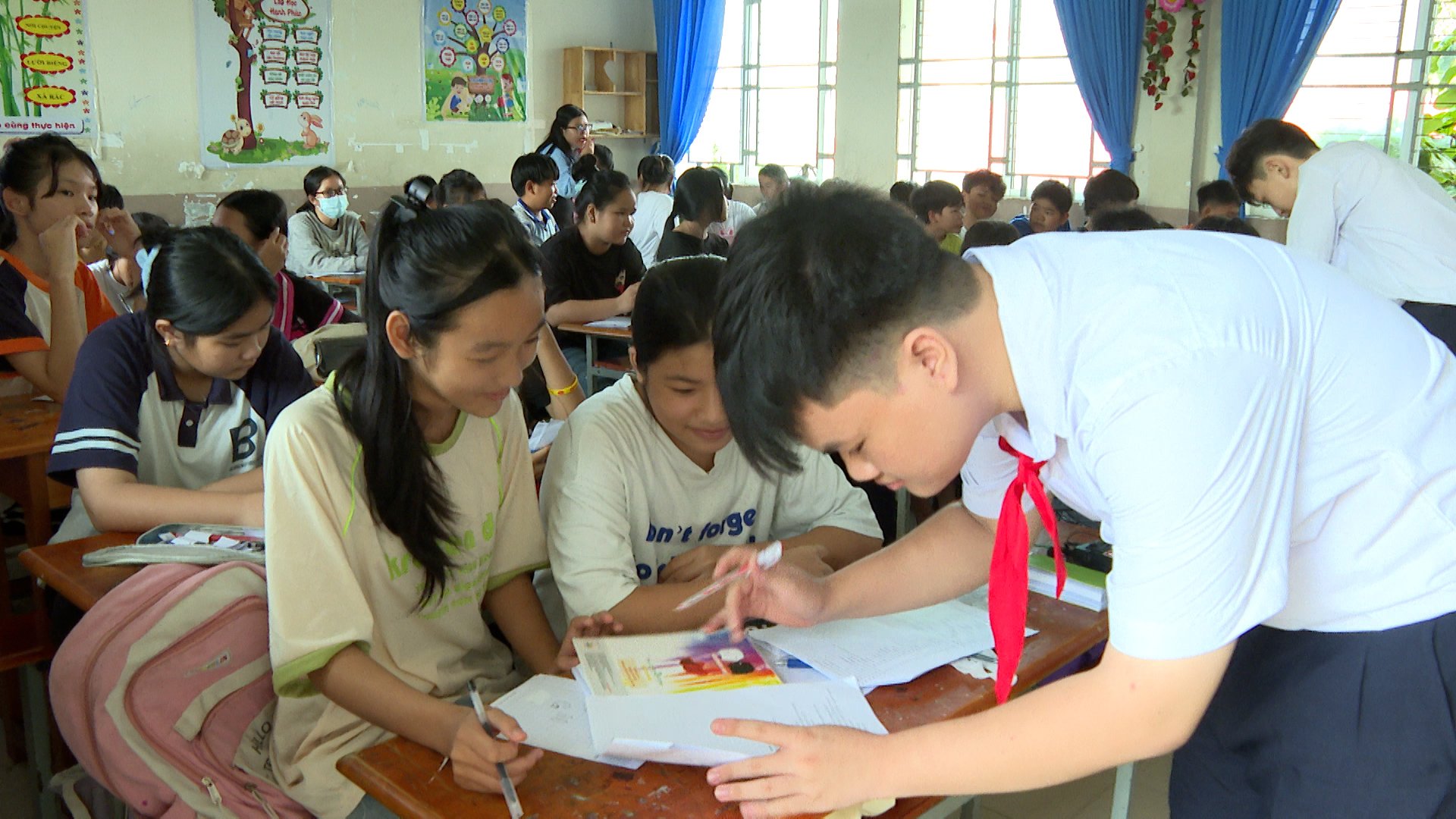 Tình nguyện viên triển khai nội dung làm việc nhóm cho học sinh tại lớp học tiếng Anh miễn phí.