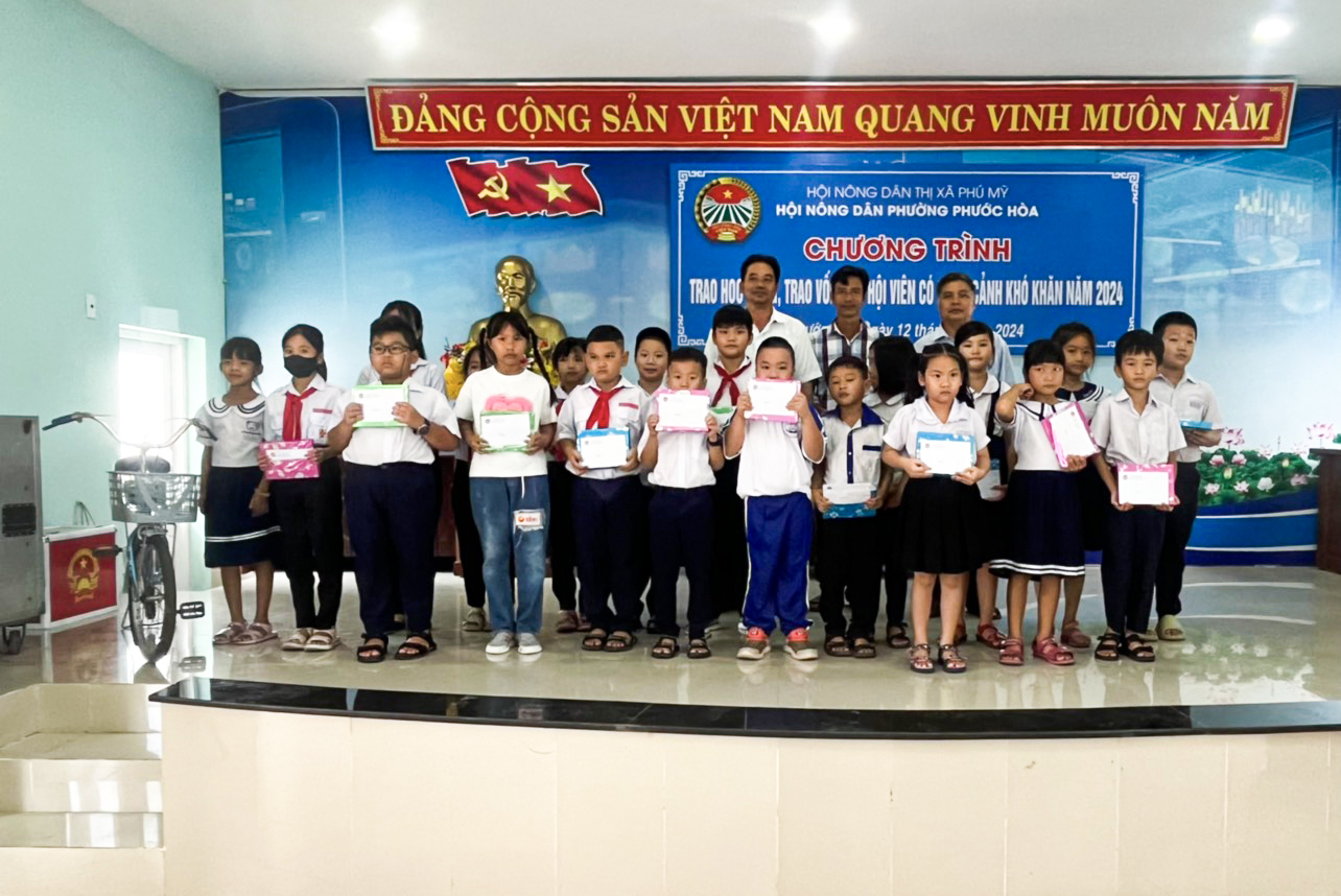 Ông Nguyễn Văn Toan, Chủ tịch Hội Nông dân phường Phước Hòa đã trao tặng học bổng cho 20 em HS vượt khó, học giỏi trên địa bàn.