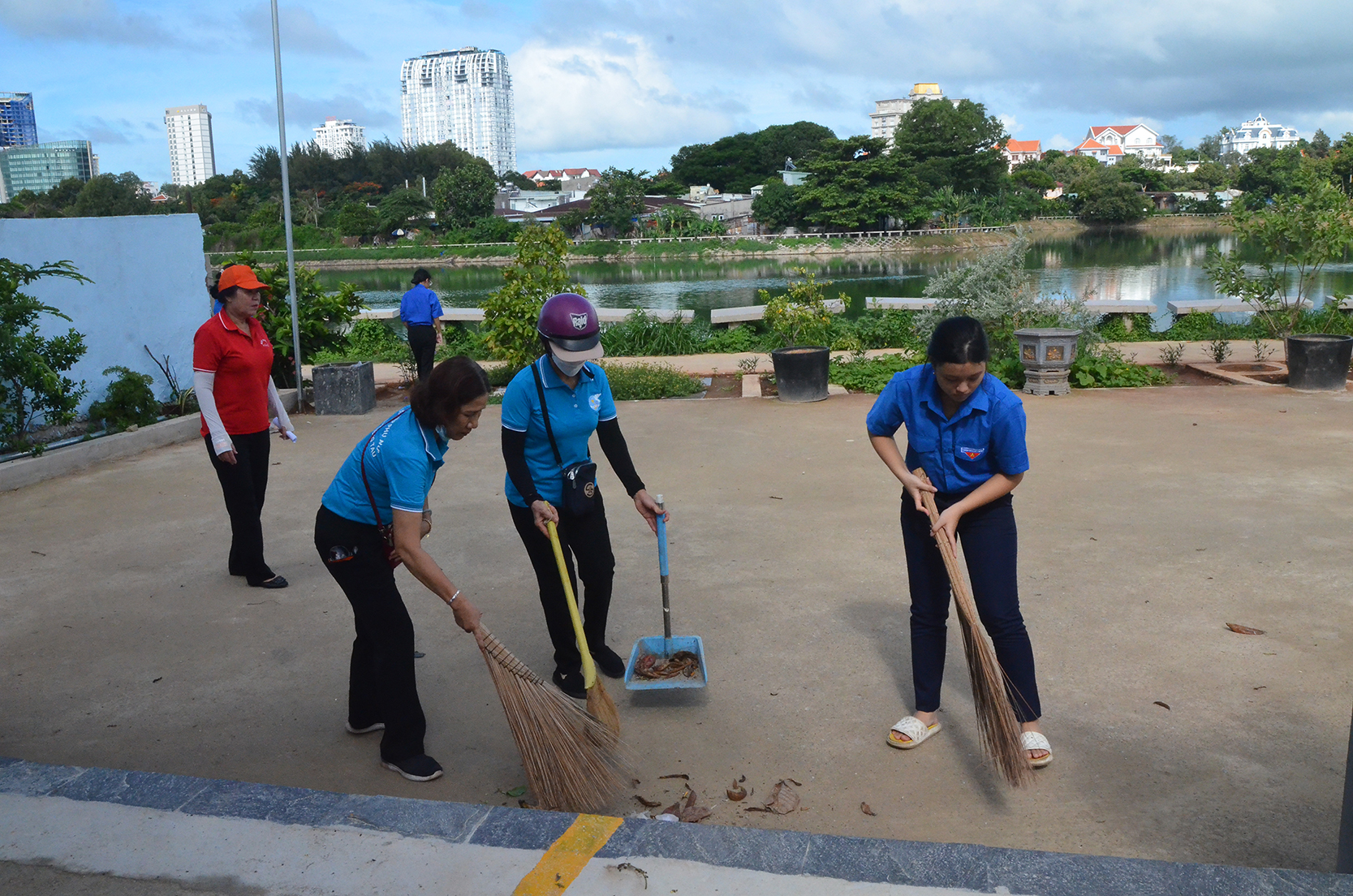 Người dân dọn vệ sinh, giữ gìn môi trường sạch sẽ nơi khu đất trống được cải tạo ở hẻm 124 (Xô Viết Nghệ Tĩnh, phường Thắng Tam).