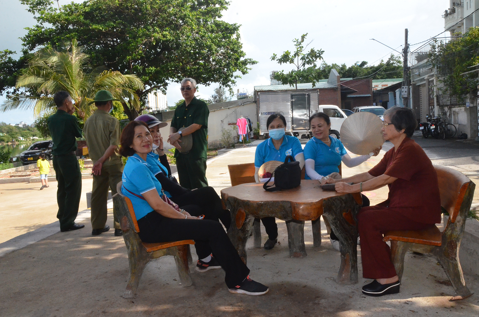 Người dân vui chơi ở khu đất trống hẻm 124 (Xô Viết Nghệ Tĩnh,  phường Thắng Tam) sau khi được cải tạo từ một bãi rác tự phát.