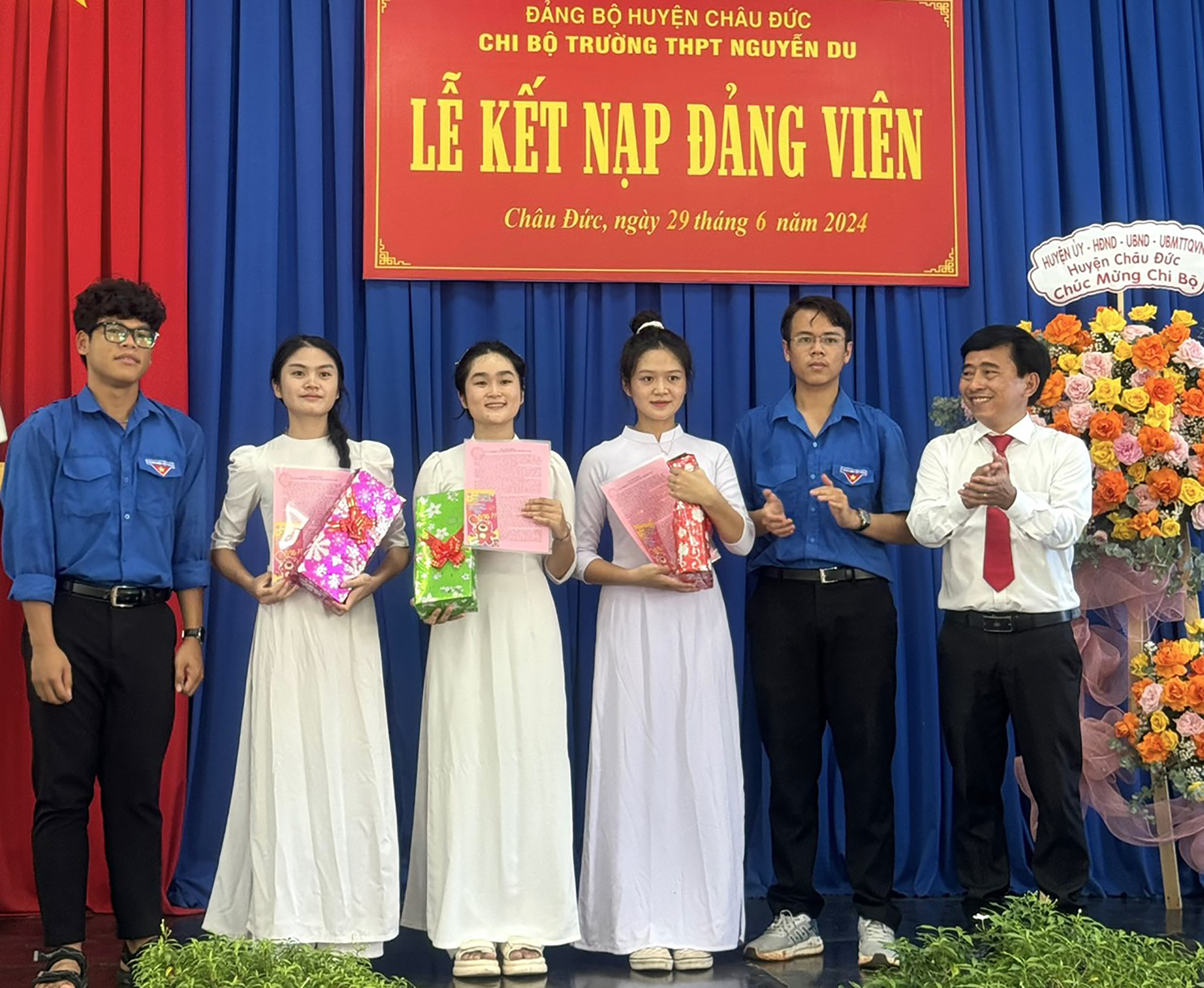 Chi bộ Trường THPT Nguyễn Du thuộc Đảng bộ huyện Châu Đức trao quyết định kết nạp Đảng đến 3 HS ưu tú ngày 29/6.
