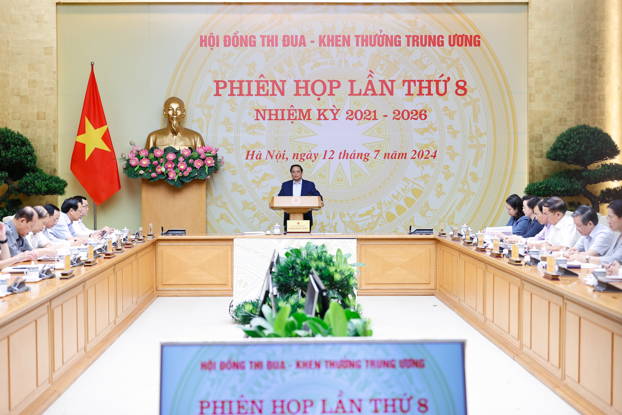Thủ tướng giao nhiệm vụ cụ thể cho các bộ, ngành, địa phương trong công tác thi đua khen thưởng.  Ảnh: NHẬT BẮC