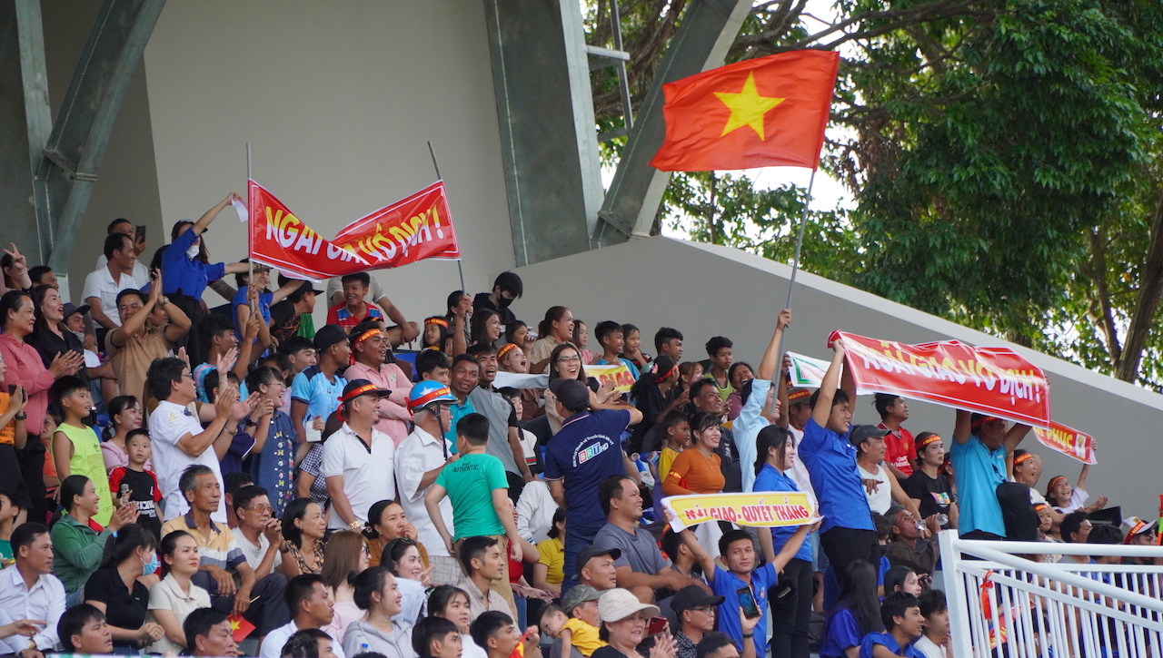 Hàng ngàn khán giả đến xem và cổ vũ cho các cầu thủ.