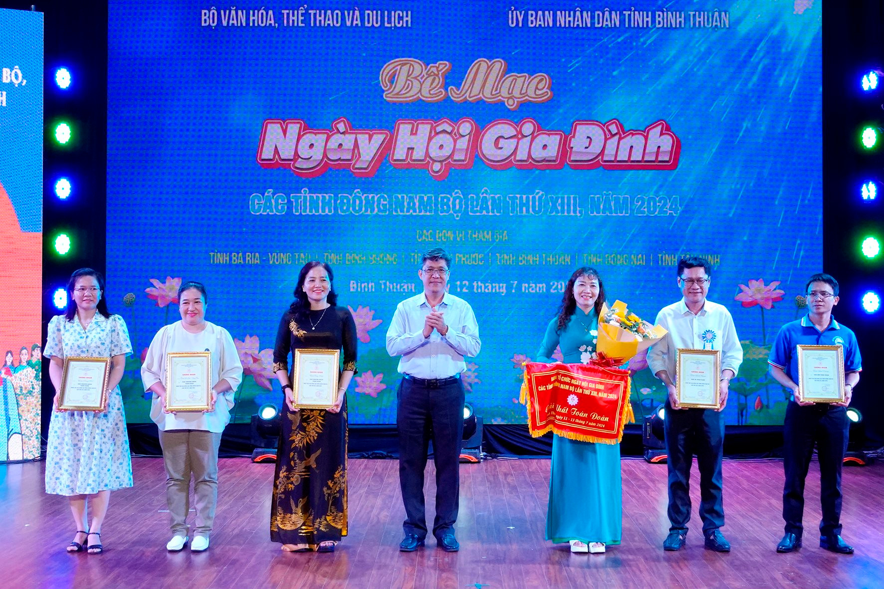 Ban Tổ chức trao giải toàn đoàn đến các tỉnh dự ngày hội.