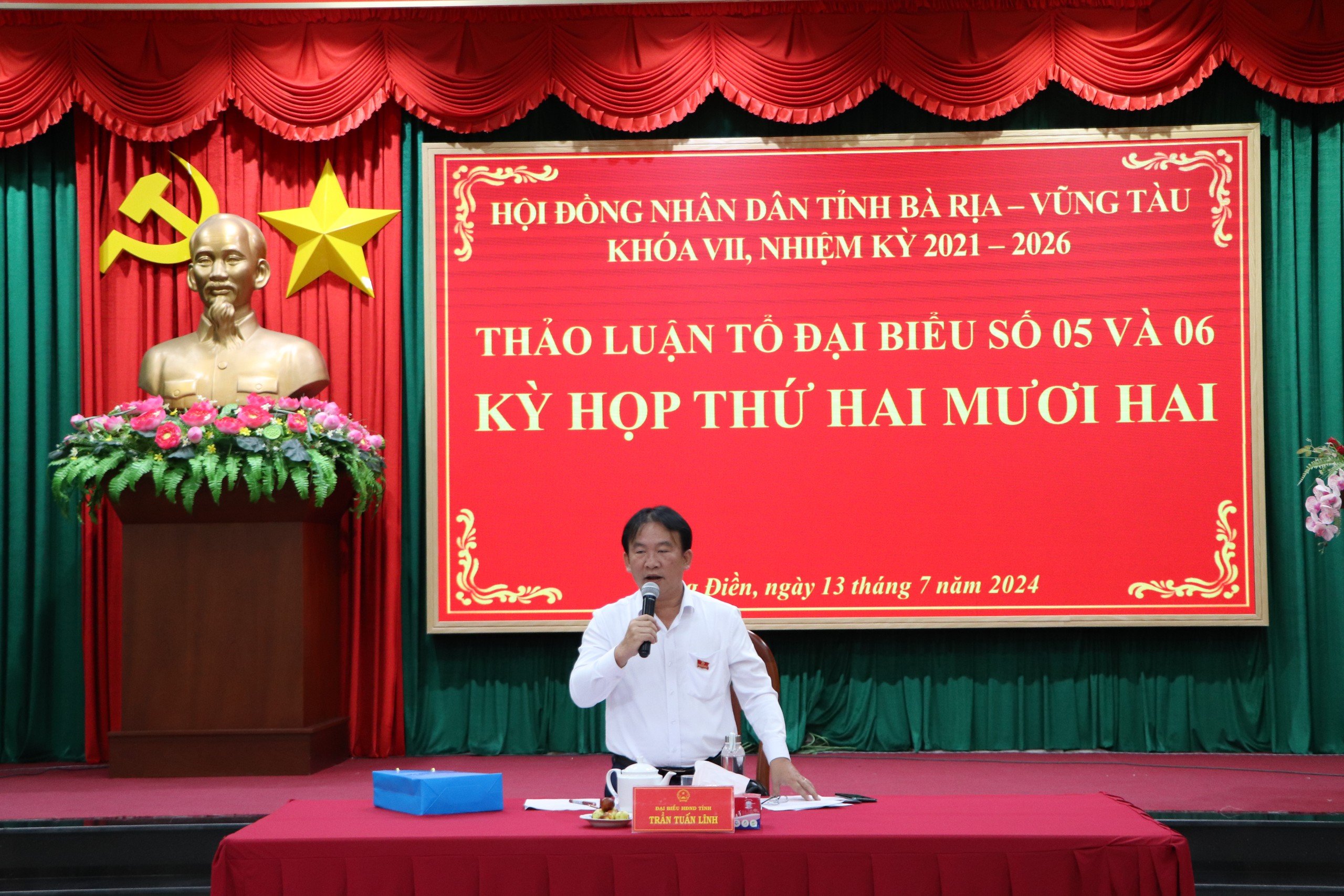 Đại biểu Trần Tuến Lĩnh, Ủy viên Ban Thường vụ Tỉnh ủy, Trưởng Ban Nội Chính Tỉnh ủy, Trưởng Ban Pháp chế HĐND tỉnh điều hành thảo luận nhóm 3 (Tổ 5, 6) tại Hội trường Huyện ủy Long Điền. Ảnh: DIỄM QUỲNH