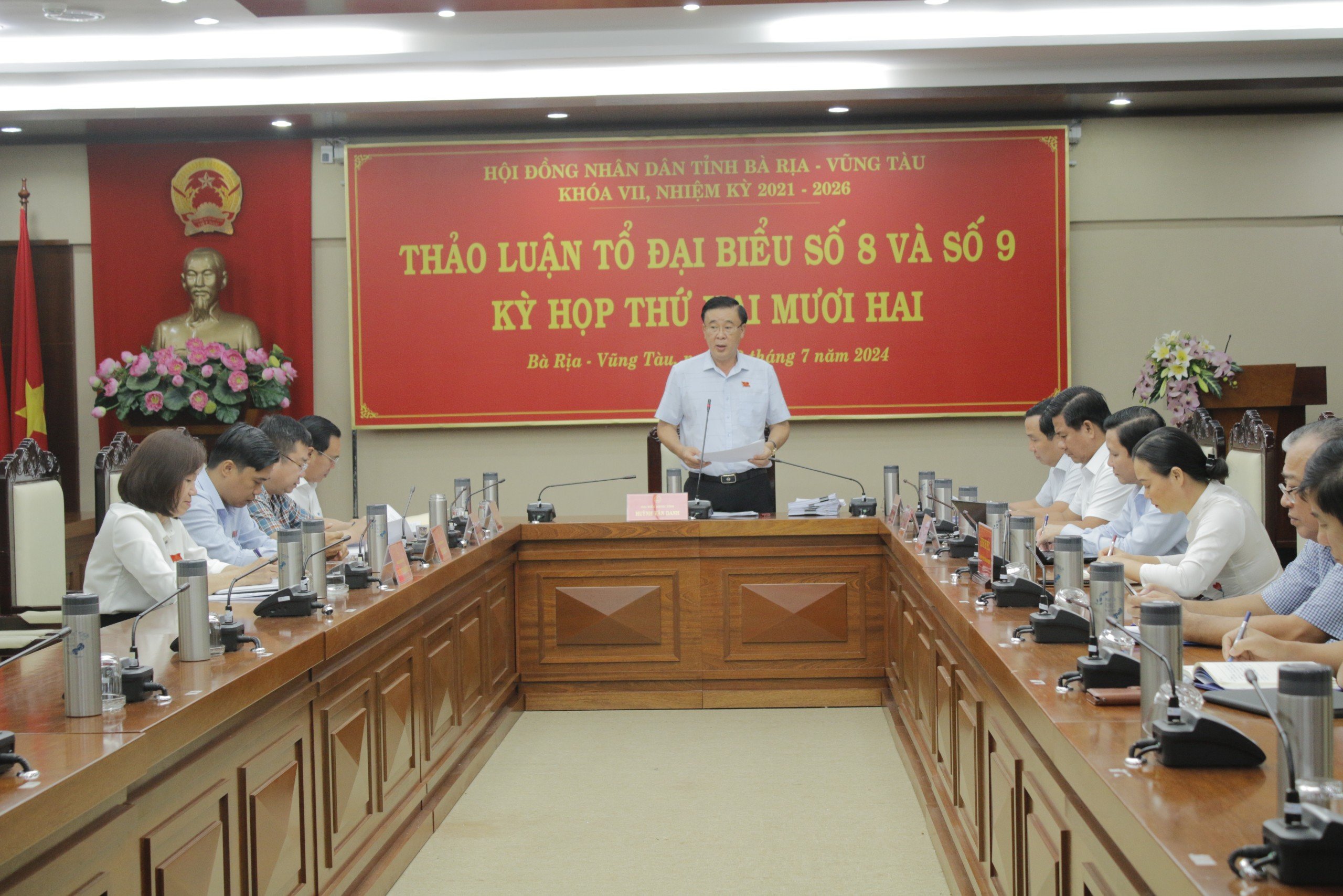 Đại biểu Huỳnh Văn Danh, Ủy viên Ban Thường vụ Tỉnh ủy, Trưởng ban Dân vận Tỉnh ủy điều hành thảo luận nhóm 4 (Tổ đại biểu 8, 9) tại Phòng họp Văn phòng Đoàn ĐBQH và HĐND tỉnh. Ảnh: VÂN ANH