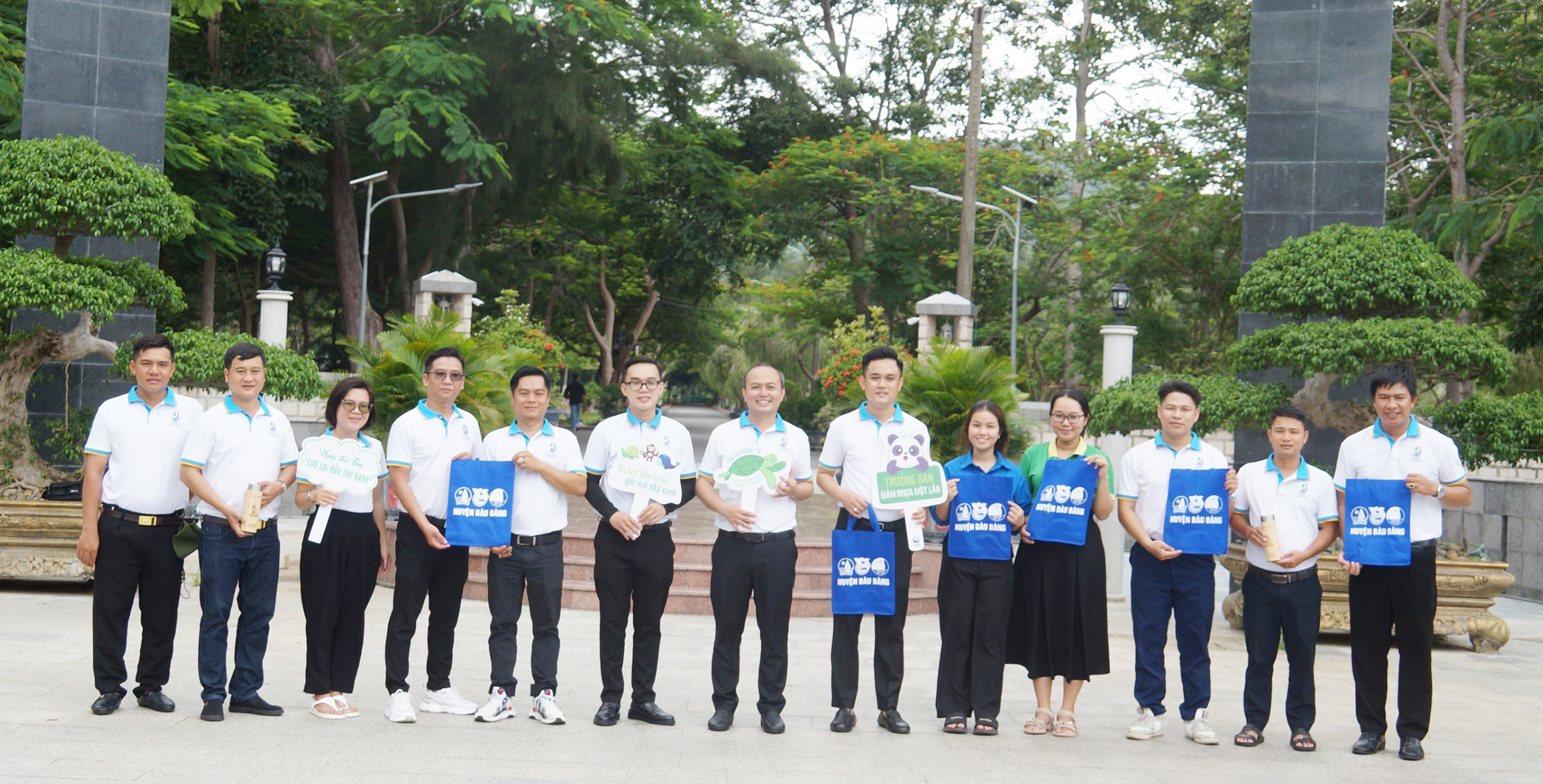 Đoàn khách du lịch đến từ Bình Dương check in với hashtag cầm tay tuyên truyền slogan giảm nhựa, bảo vệ môi trường Côn Đảo.