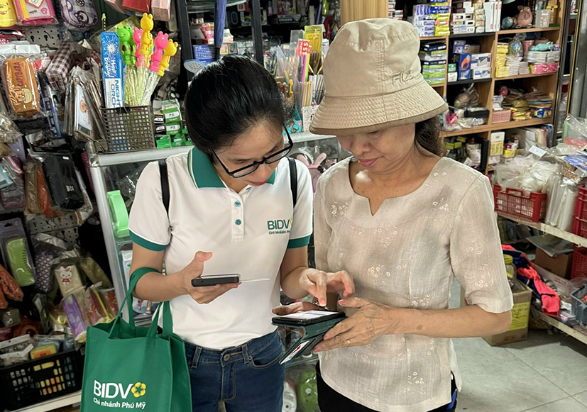 Nhân viên BIDV Phú Mỹ tư vấn tiểu thương sử dụng BIDV SmartBanking.