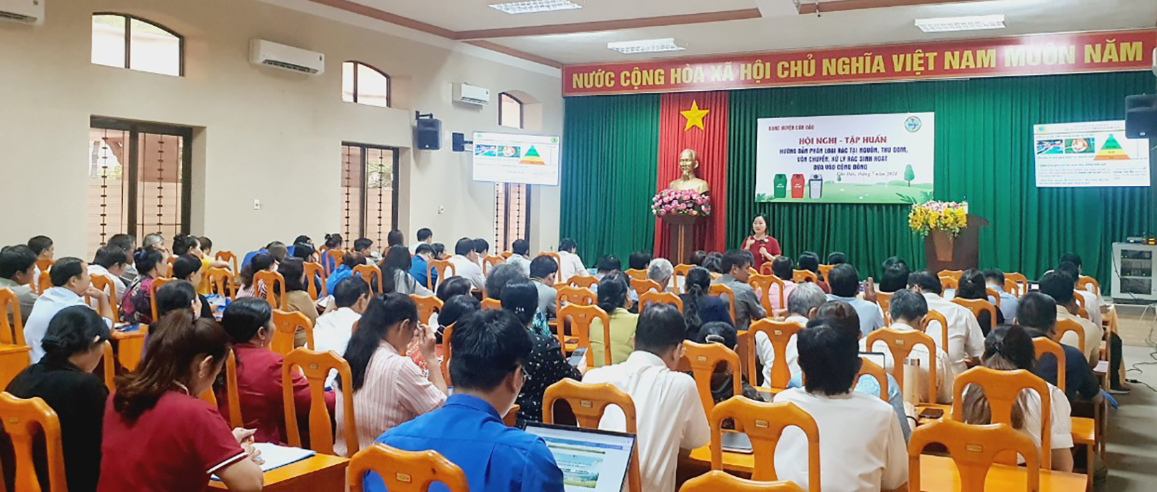 Quang cảnh lớp tập huấn nâng cao nhận thức cộng đồng về phân loại rác tại nguồn tại Côn Đảo. 