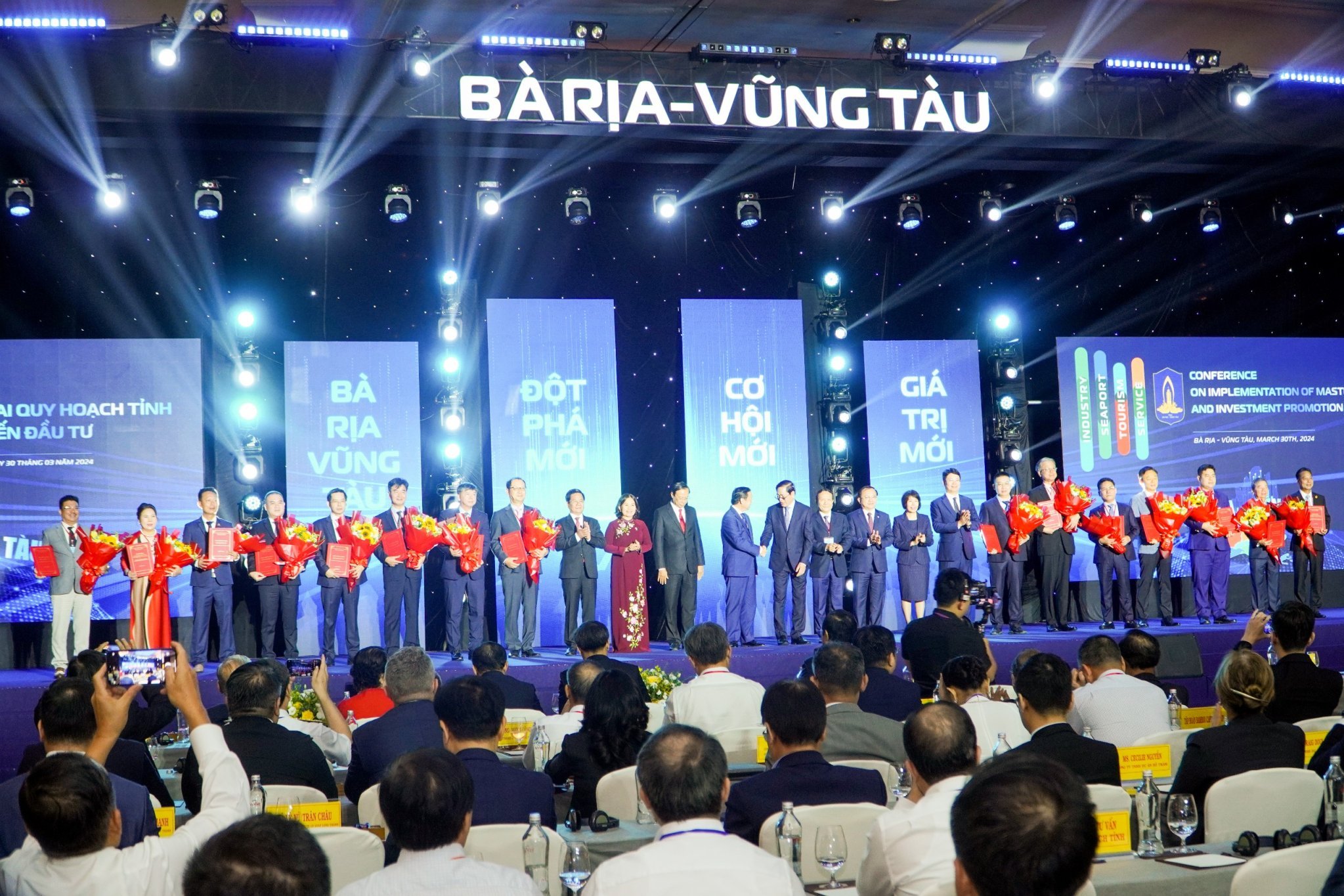 Lãnh đạo tỉnh trao Giấy chứng nhận đầu tư và chúc mừng các doanh nghiệp tại Hội nghị triển khai Quy hoạch tỉnh.
