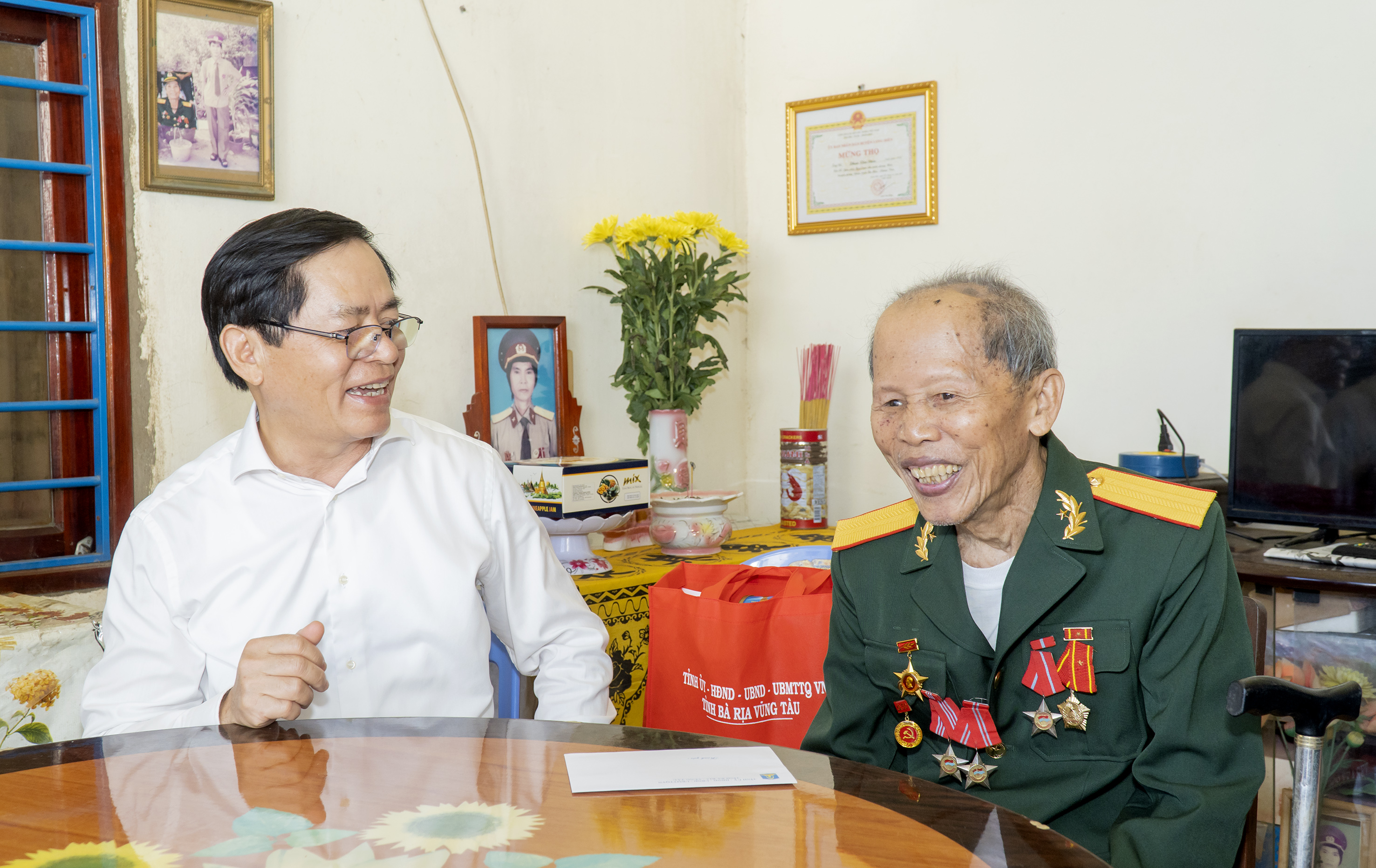 ng Phạm Viết Thanh, Ủy viên Trung ương Đảng, Bí thư Tỉnh ủy, Chủ tịch HĐND tỉnh  ân cần thăm hỏi đời sống, sức khỏe của bệnh binh 1/3 Phan Văn Chúc (ngụ tại TT. Long Hải, huyện Long Điền). Ảnh: Bảo Khánh