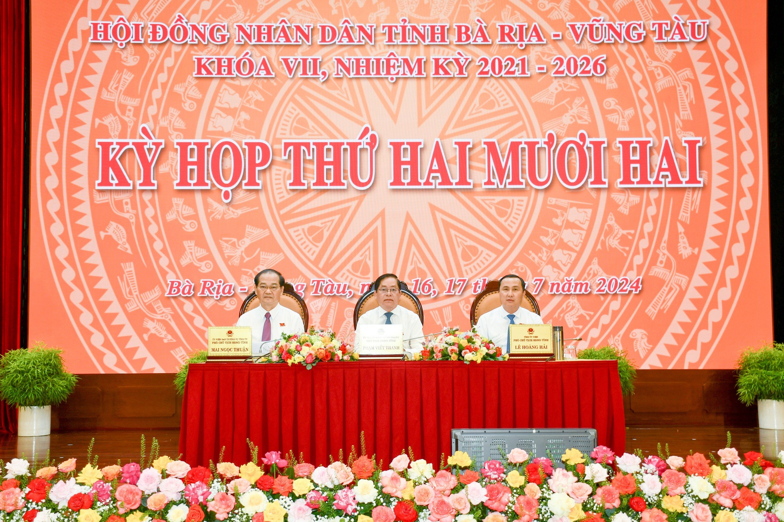 Ông Phạm Viết Thanh, Ủy viên Trung ương Đảng, Bí thư Tỉnh ủy, Chủ tịch HĐND tỉnh; ông Mai Ngọc Thuận, Ủy viên Ban Thường vụ Tỉnh ủy, Phó Chủ tịch Thường trực HDND tỉnh; ông Lê Hoàng Hải, Tỉnh ủy viên, Phó Chủ tịch HĐND tỉnh, đồng chủ tọa Kỳ họp. Ảnh: PHÚC LƯU