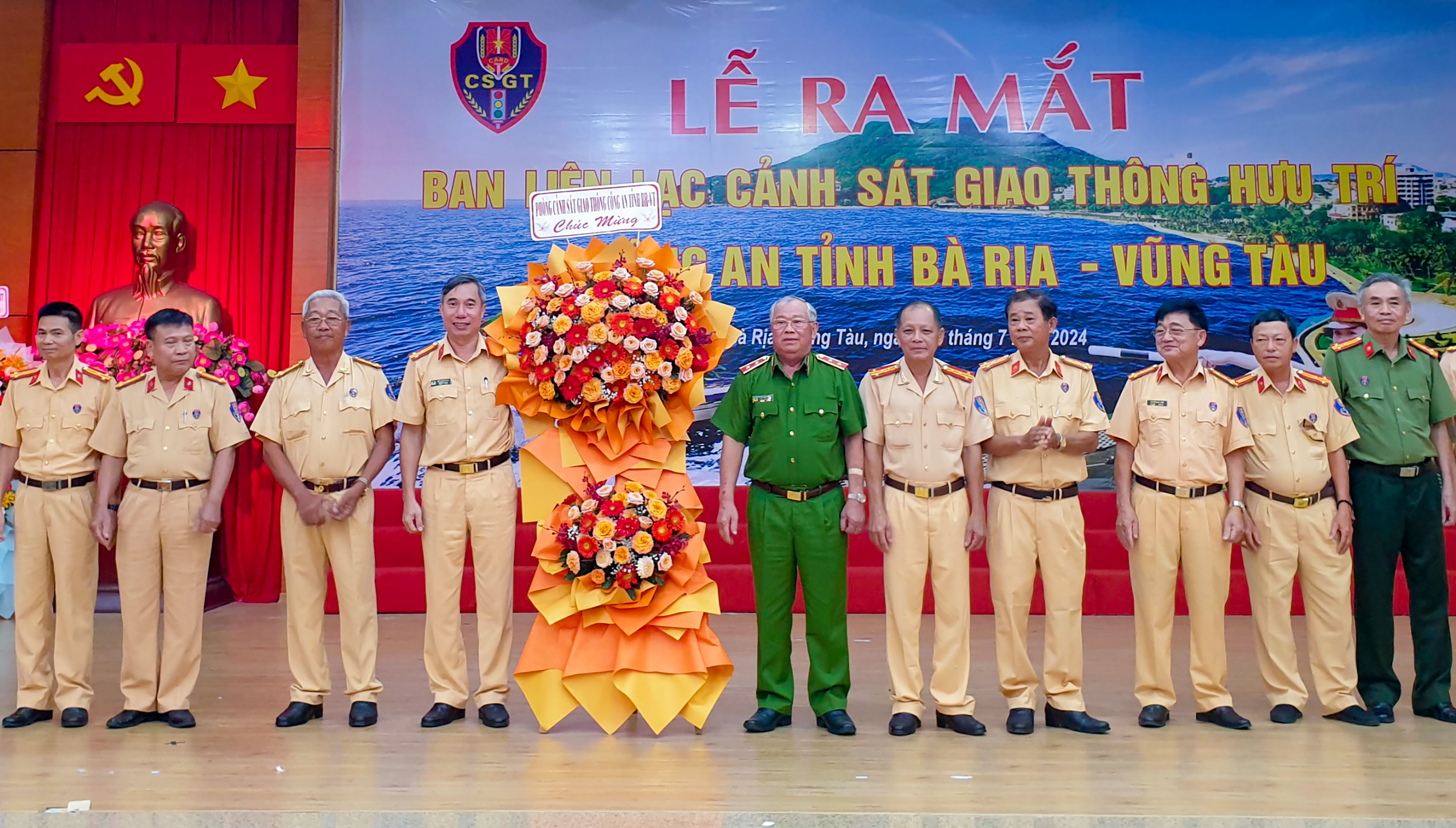 Phòng CSGT (PC08) Công an tỉnh tặng hoa chúc mừng ban liên lạc.