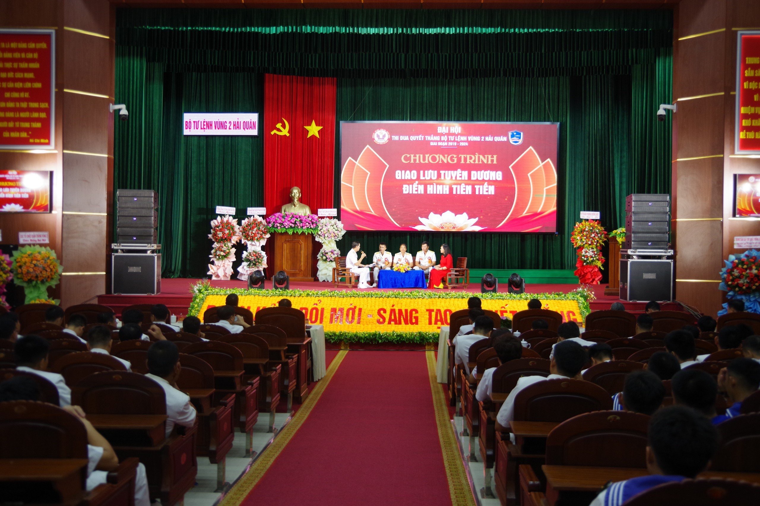 Chương trình giao lưu với các gương điển hình tiên tiến trong phong trào TĐQT của Vùng 2 Hải quân.