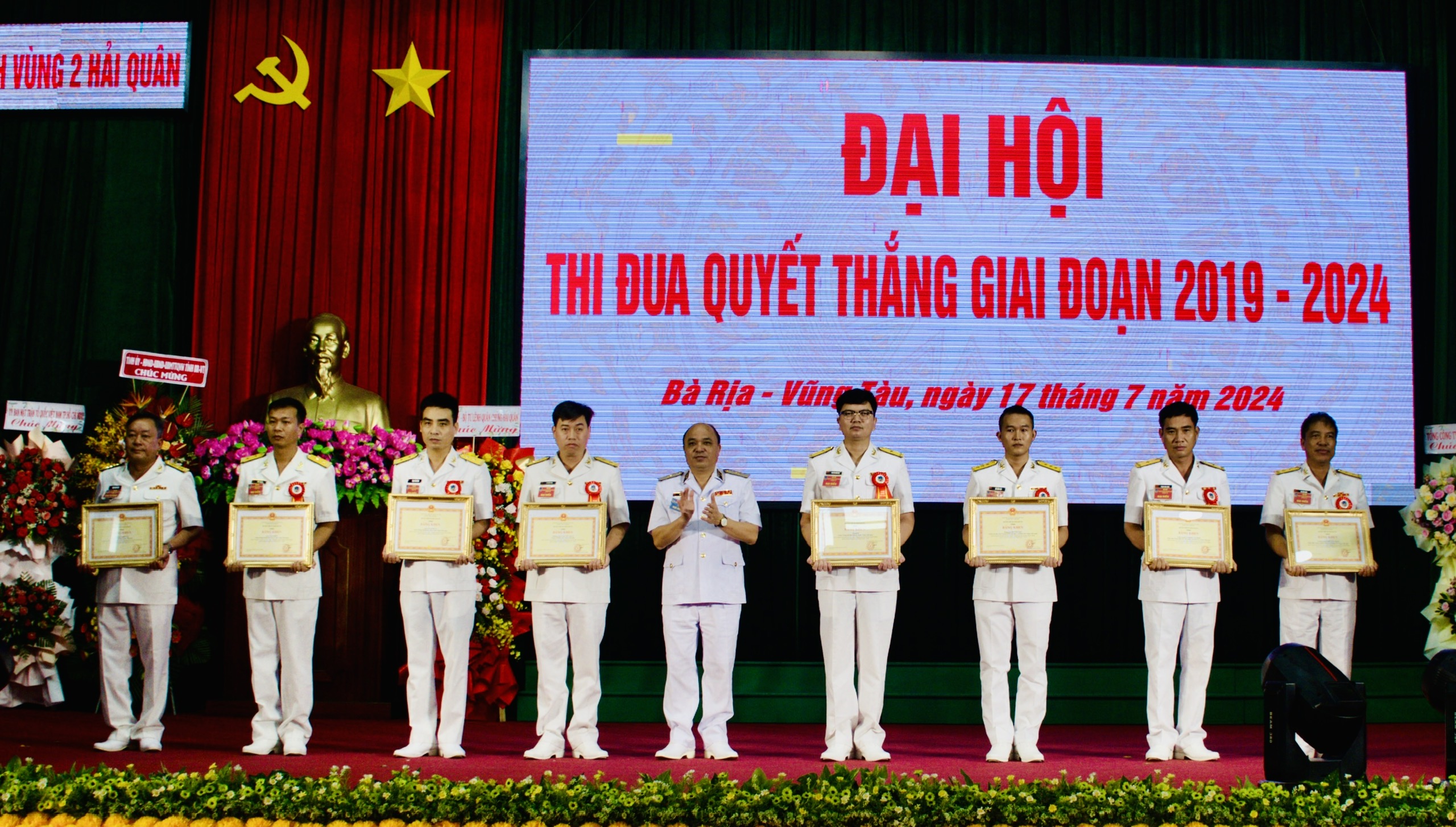 Chuẩn Đô đốc Đỗ Văn Yên, Phó Chính ủy Quân chủng Hải quân tặng Bằng khen cho các tập thể, cá nhân có thành tích xuất sắc.