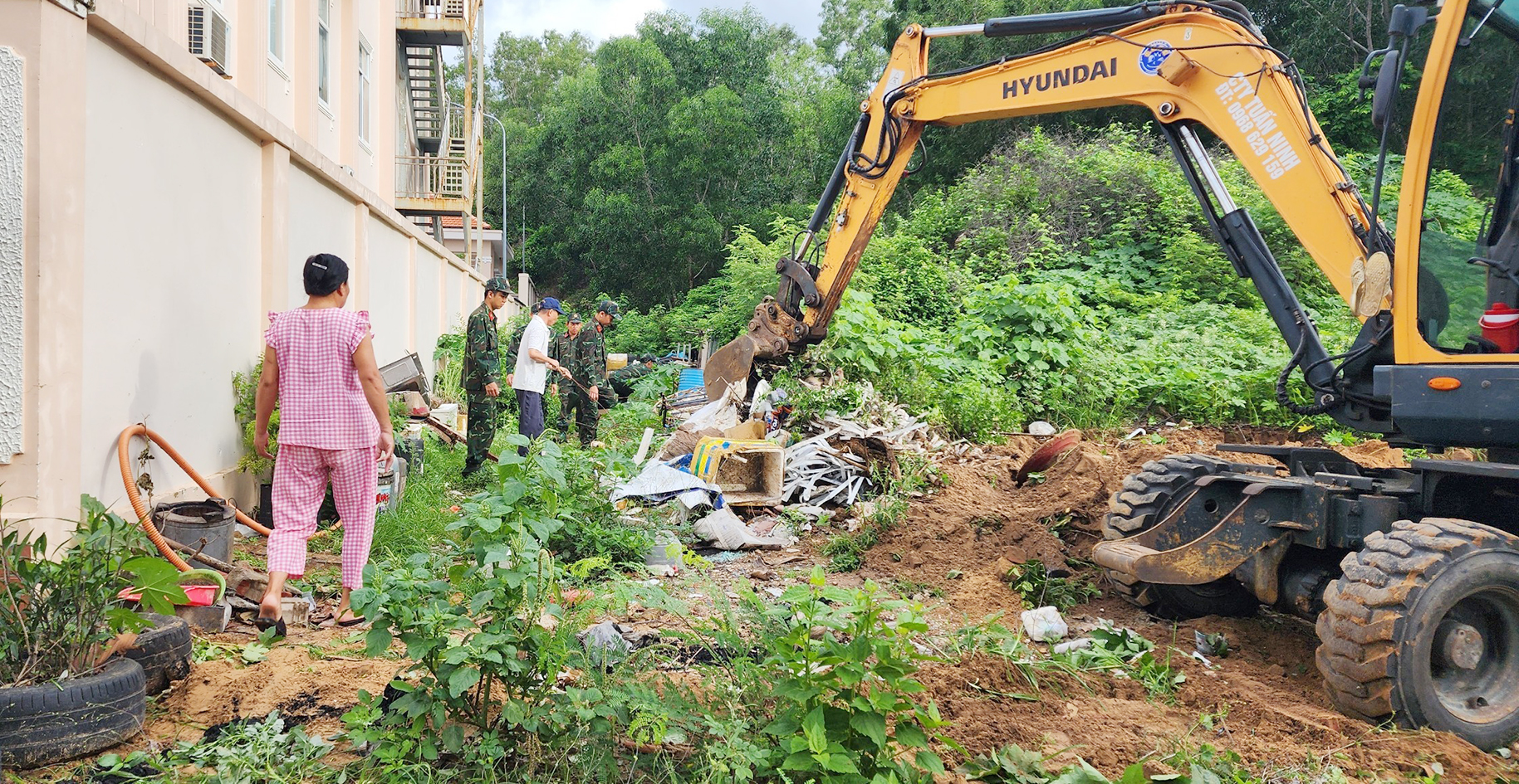 Bãi đất trống đối diện nhà bà Nguyễn Thị Hồng (khu dân cư số 7) rậm rạp cỏ, ngổn ngang rác thải trước khi thành vườn thuốc nam.