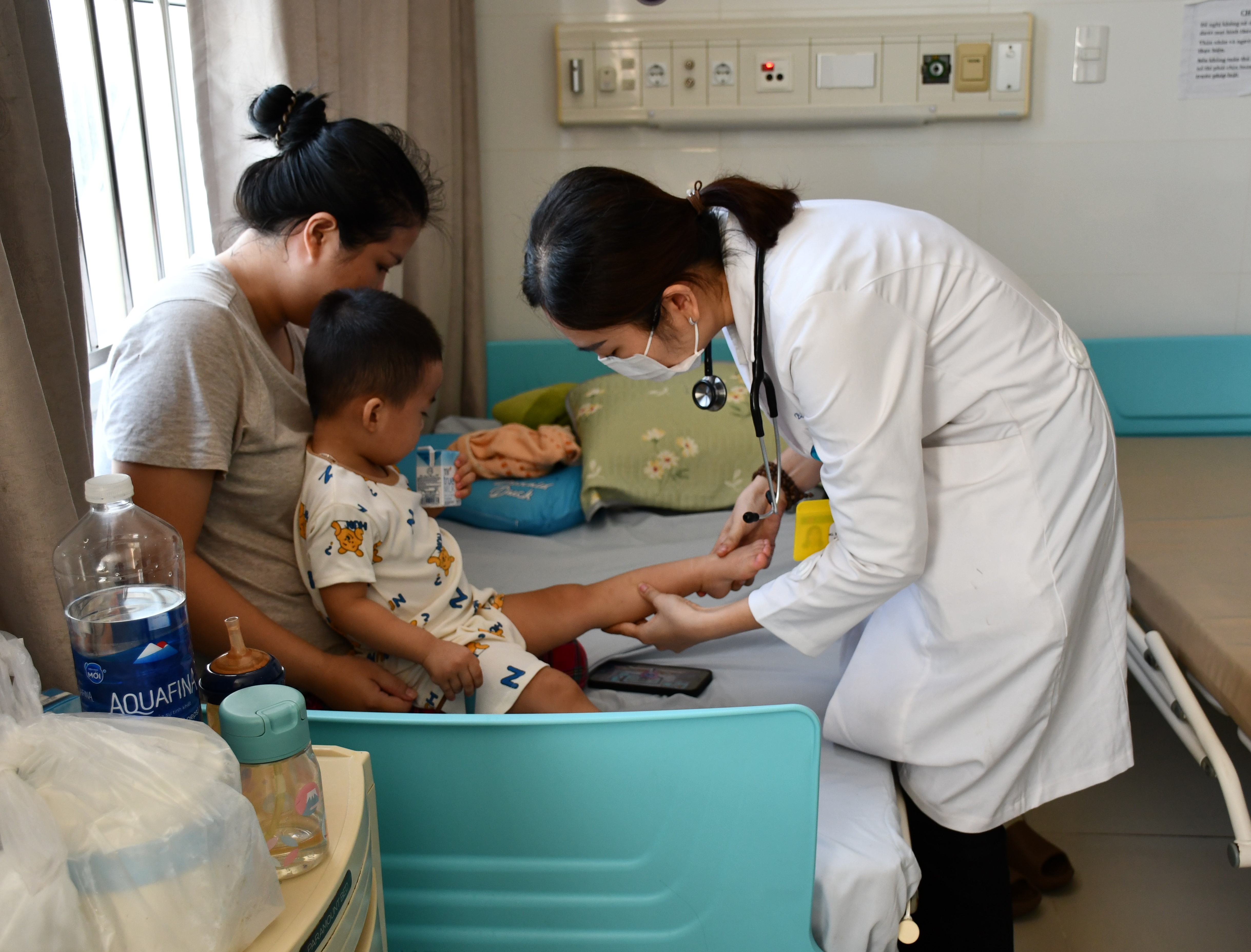 Dù còn khó khăn về tài chính nhưng các bệnh viện ưu tiên bố trí kinh phí trả lương cho nhân viên. Trong ảnh: Bác sĩ Bệnh viện Vũng Tàu khám bệnh cho bệnh nhi.