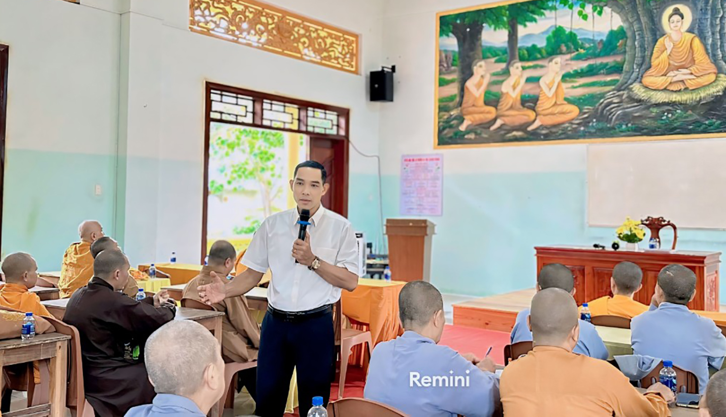 Trung tá Bùi Lâm Triều tuyên truyền kiến thức quốc phòng, an ninh cho gần chức sắc, chức việc Phật giáo tại Tịnh xá Ngọc Thạnh.