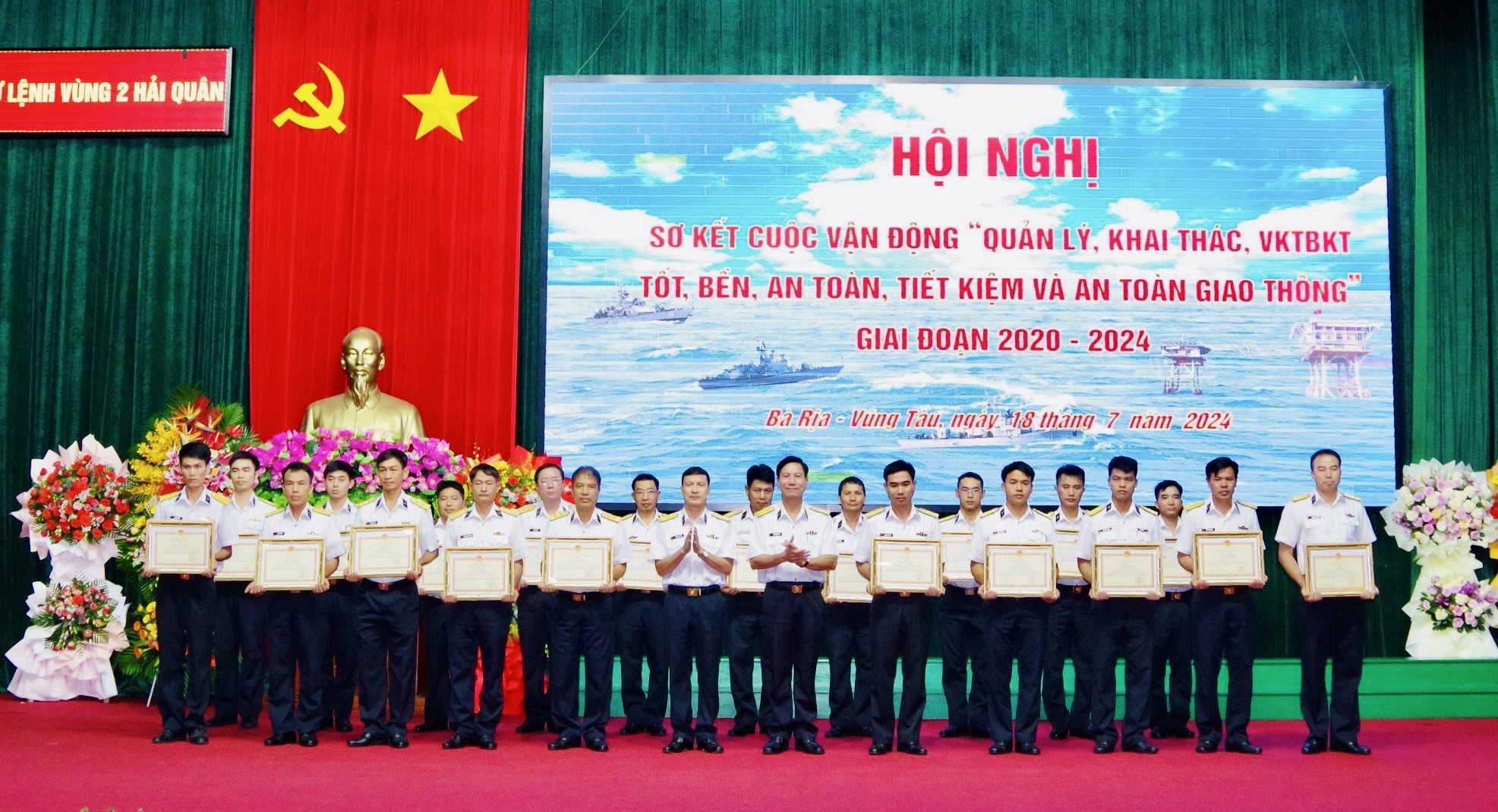 Thủ trưởng Vùng 2 Hải quân trao thưởng các tập thể, cá nhân có thành tích xuất sắc trong thực hiện Cuộc vận động 50.