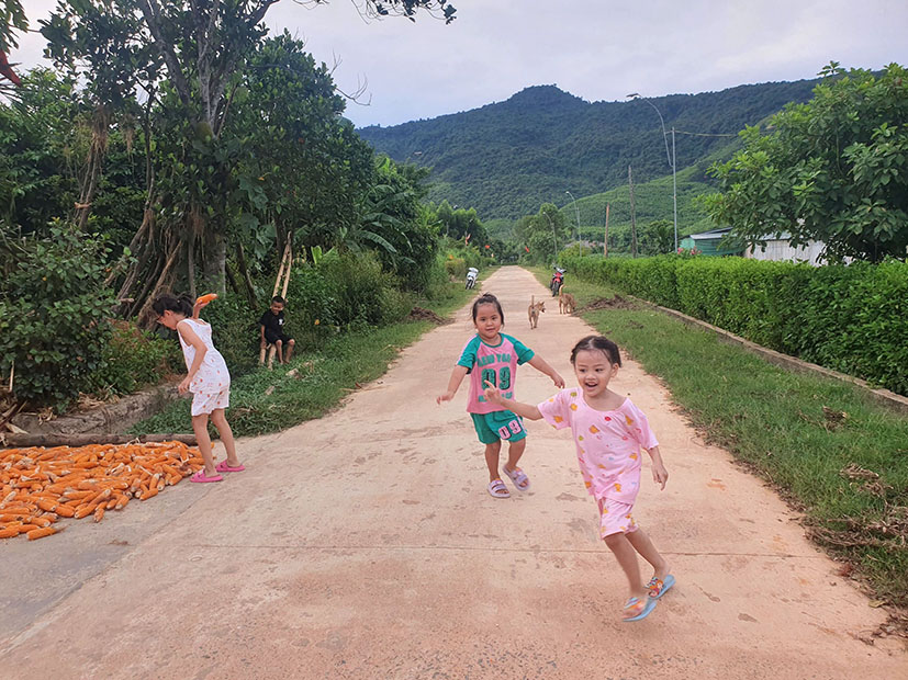 Trẻ vui chơi trong không gian yên bình của làng quê ở xã Kỳ Lạc, huyện Kỳ Anh, Hà Tĩnh.
