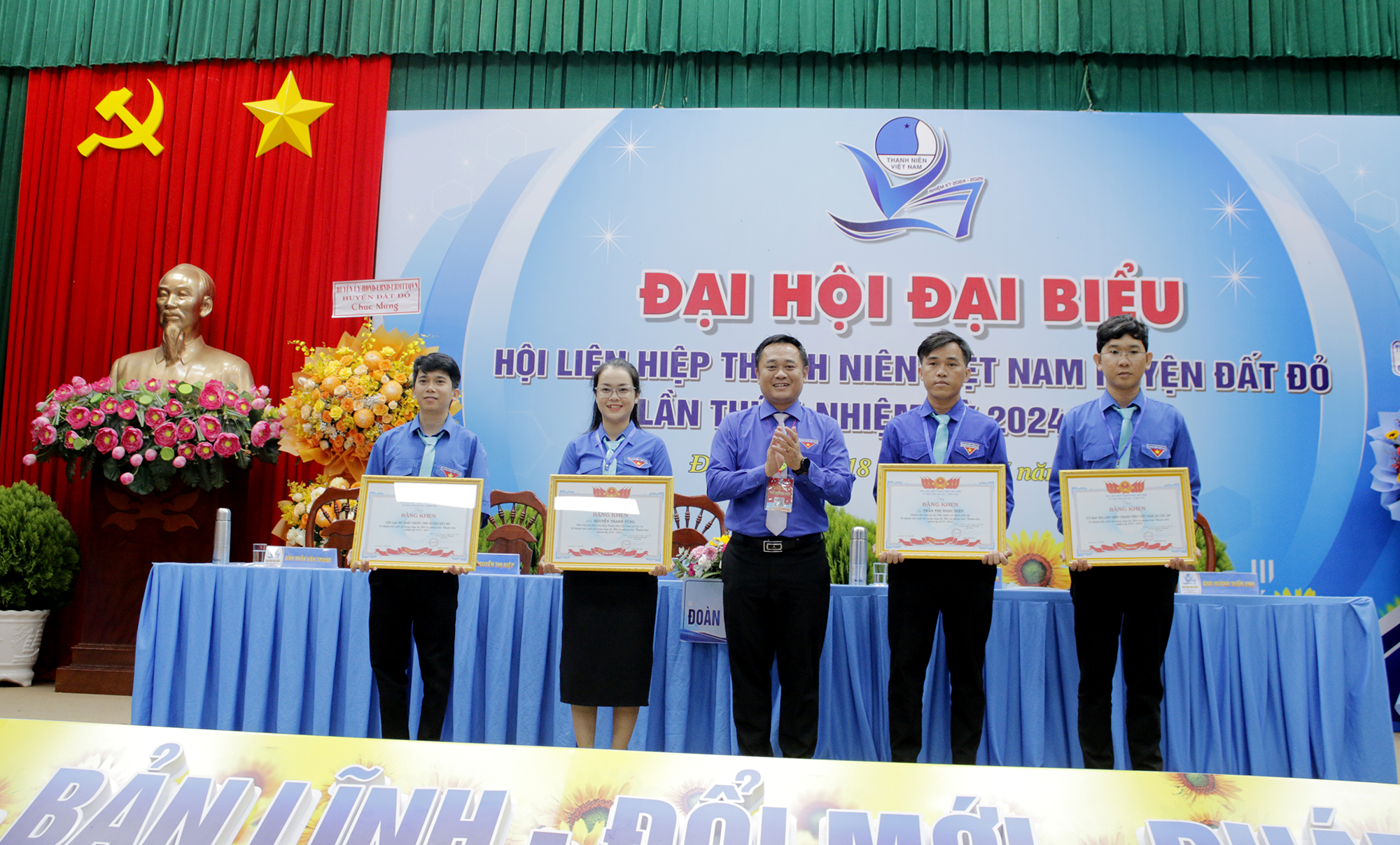 Anh Nguyễn Minh Triết, Chủ tịch Hội LHTN Việt Nam tỉnh tặng bằng khen cho các tập thể, cá nhân có nhiều đóng góp trong công tác Hội và phong trào thanh niên nhiệm kỳ 2019-2024.
