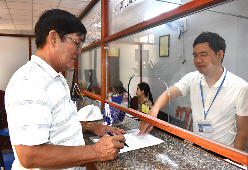 Công chức Bộ phận một cửa UBND phường Phước Trung (TP.Bà Rịa) hướng dẫn người dân thực hiện thủ tục hành chính.