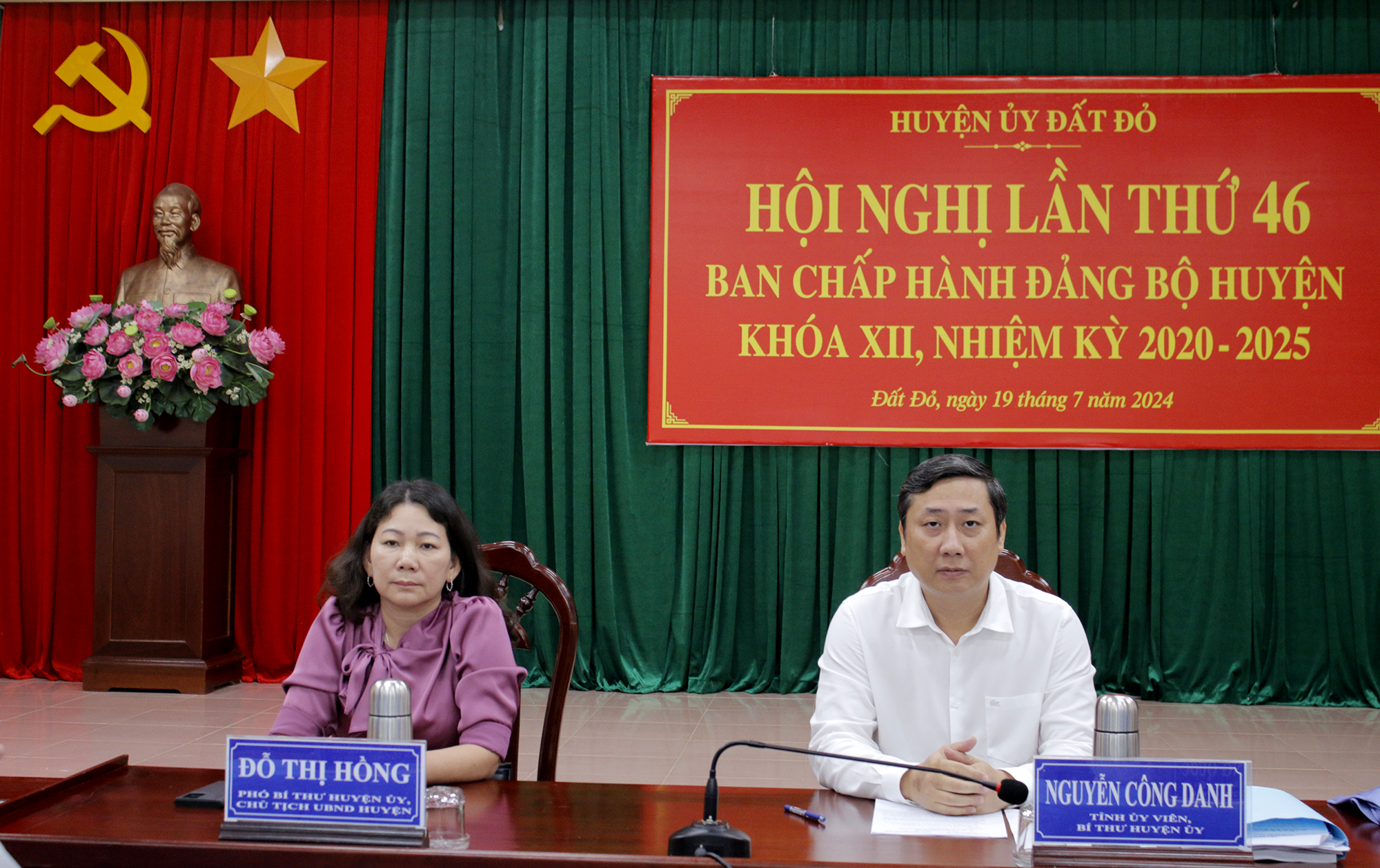 Ông Nguyễn Công Danh, Bí thư Huyện ủy Đất Đỏ và bà Đỗ Thị Hồng, Phó Bí thư, Chủ tịch UBND huyện Đất Đỏ chủ trì hội nghị.