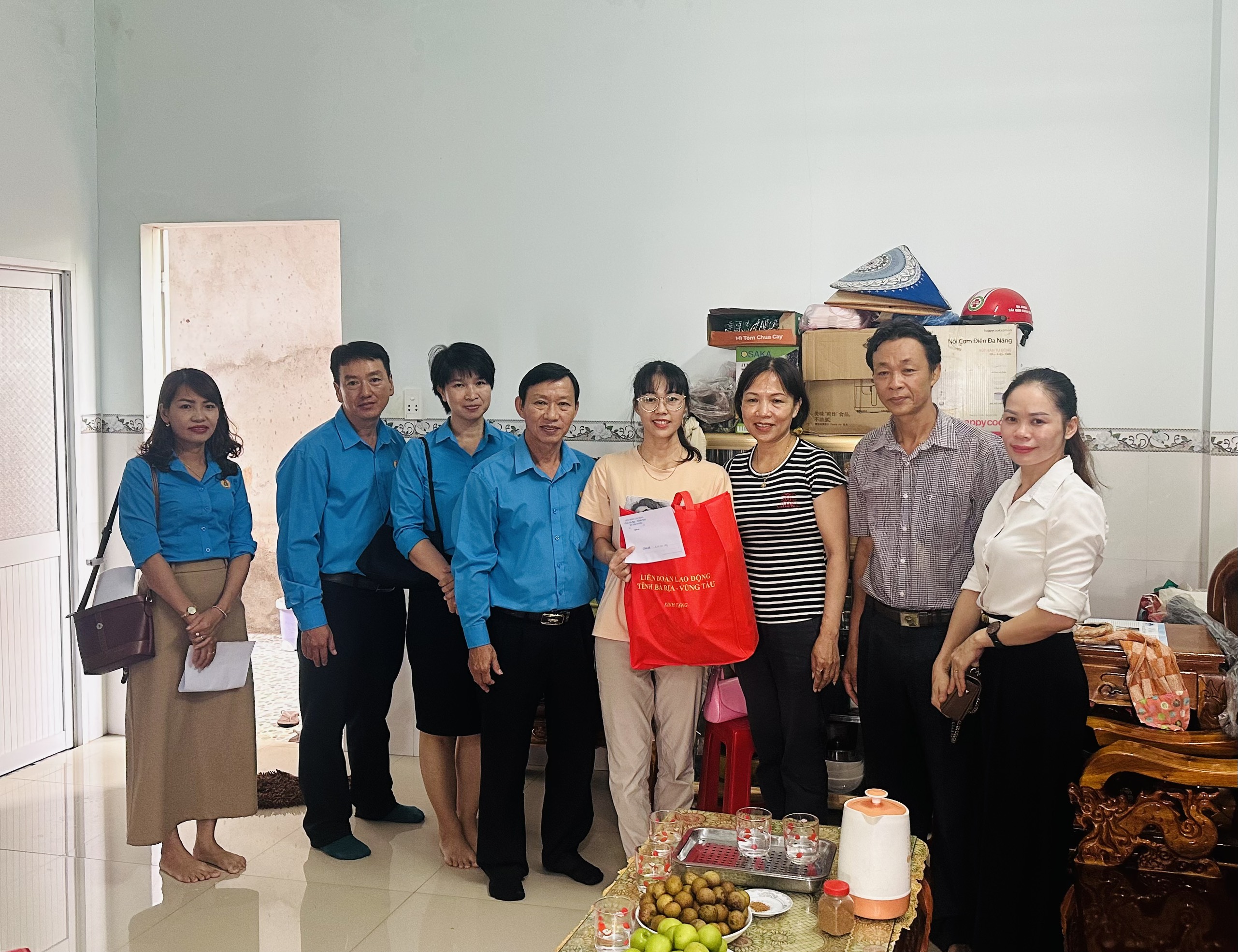 Đoàn đến thăm, tặng quà động viên chị Dương Thị Thuận, Trường Hoà Hiệp, huyện  Xuyên Mộc