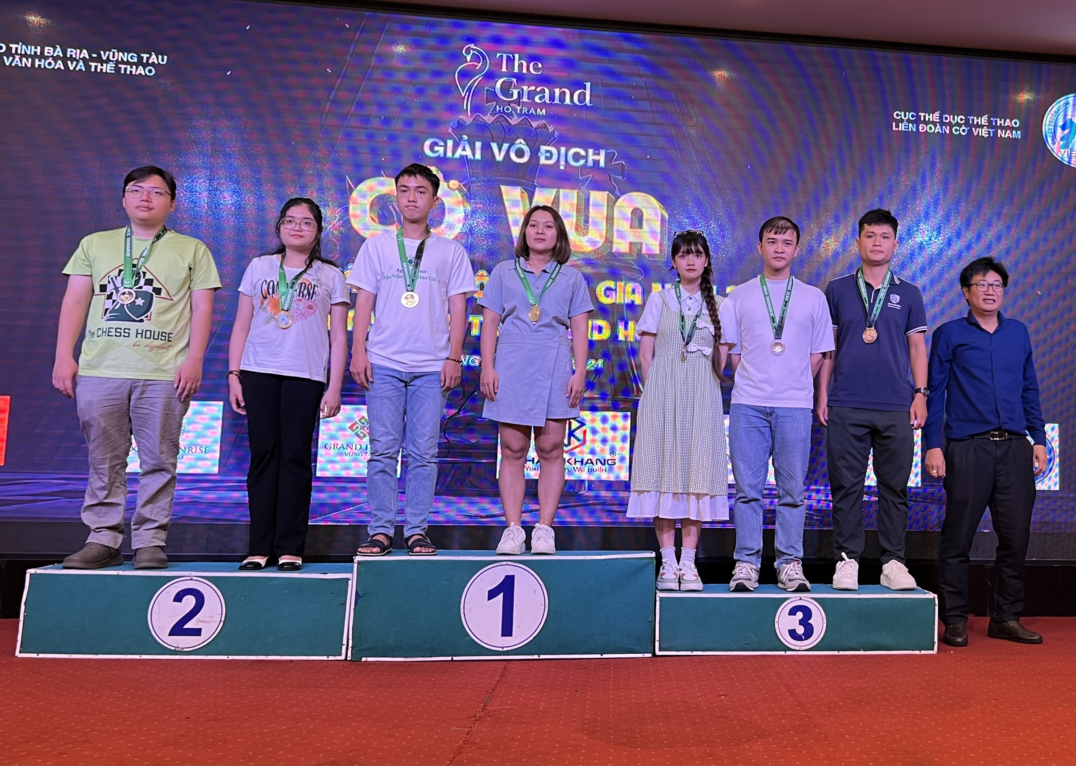 Ban tổ chức trao giải cho các VĐV.