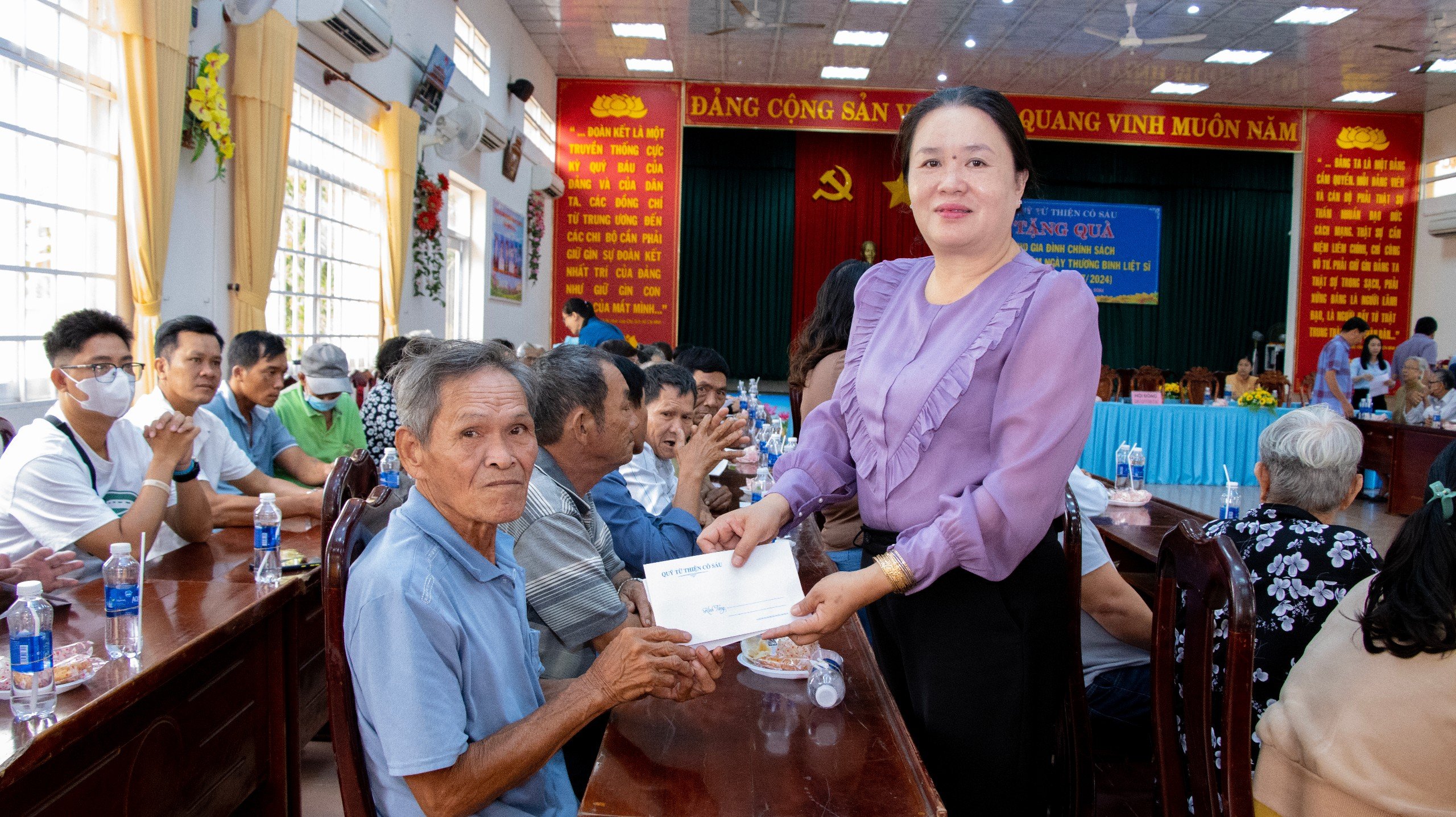 Bà Huỳnh Thị Ngọc Điệp, Phó Chủ tịch UBMTTQ Việt Nam huyện Đất Đỏ trao quà đến các gia đình chính sách, người có công.