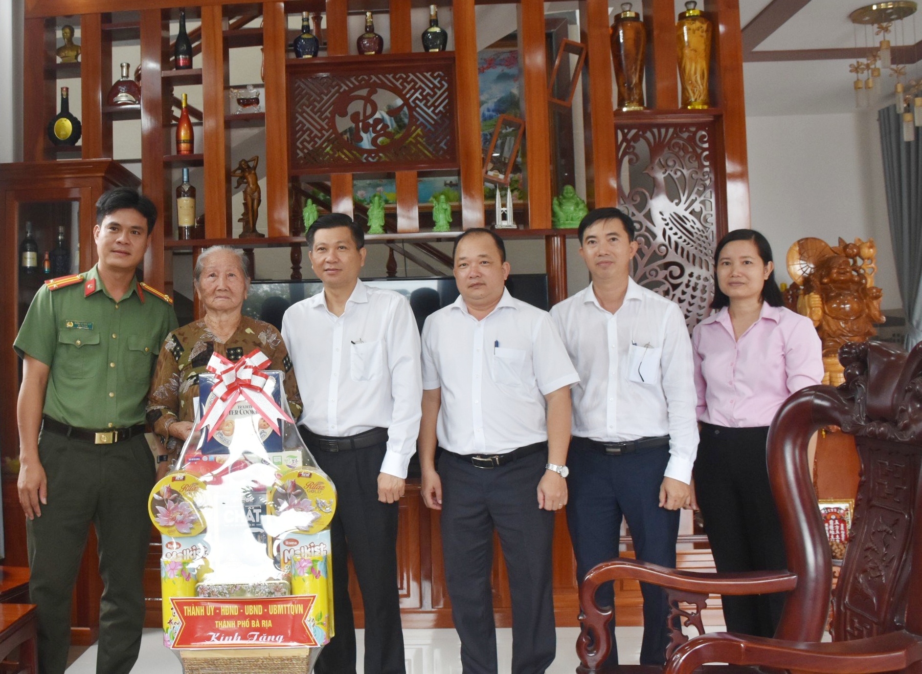 Bí thư Thành ủy Bà Rịa Trần Văn Tuấn cùng đoàn công tác thăm hỏi, tặng quà gia đình Anh hùng liệt sĩ Nguyễn Thanh Đằng (ở ấp Nam, xã Hòa Long).