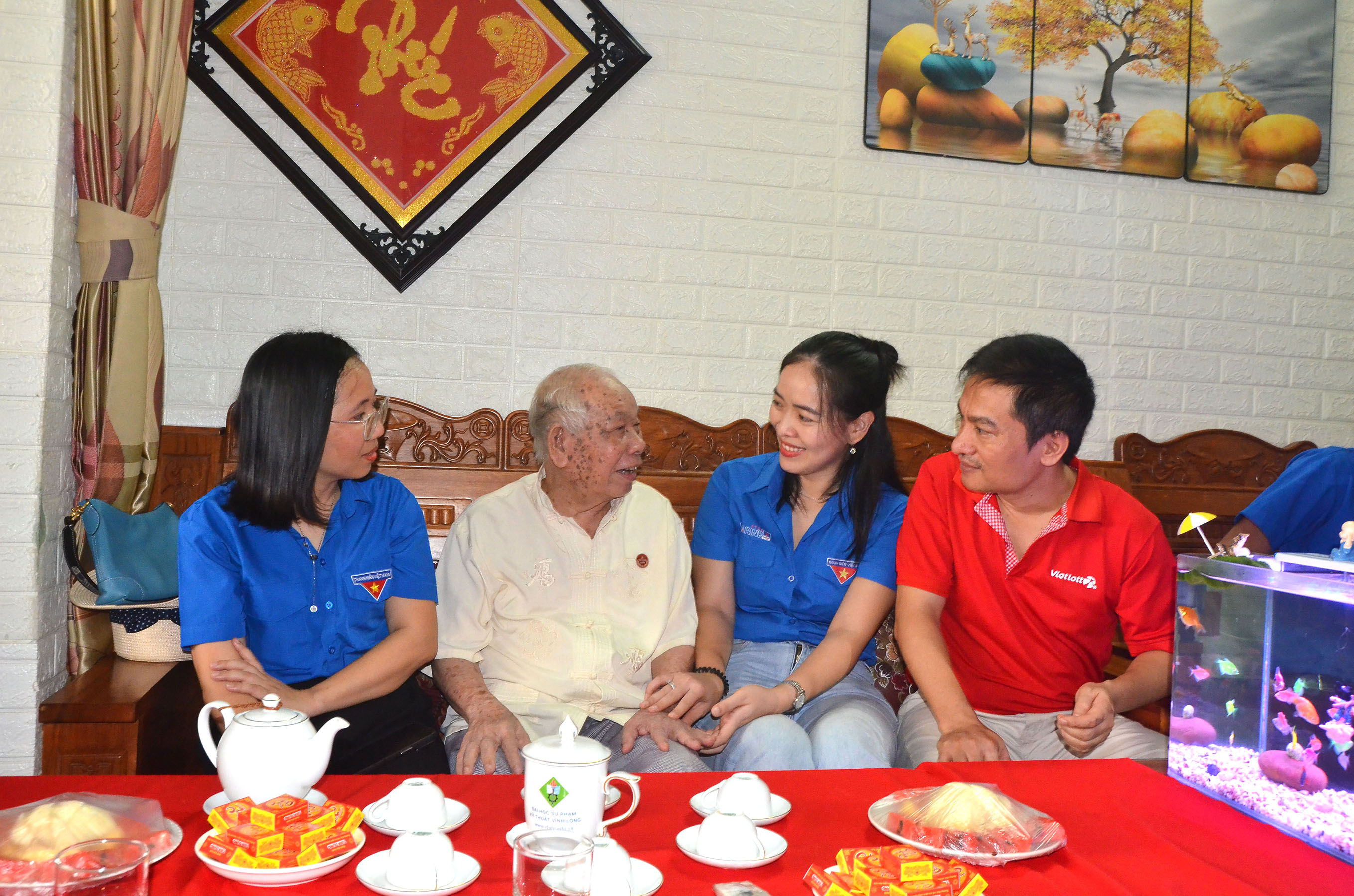 Đoàn viên, thanh niên Chi đoàn Khối các cơ quan TP.Vũng Tàu thăm hỏi sức khỏe ông Vũ Đình Mong, bệnh binh hạng 2/3 (899/7B, Bình Giã, phường 10).