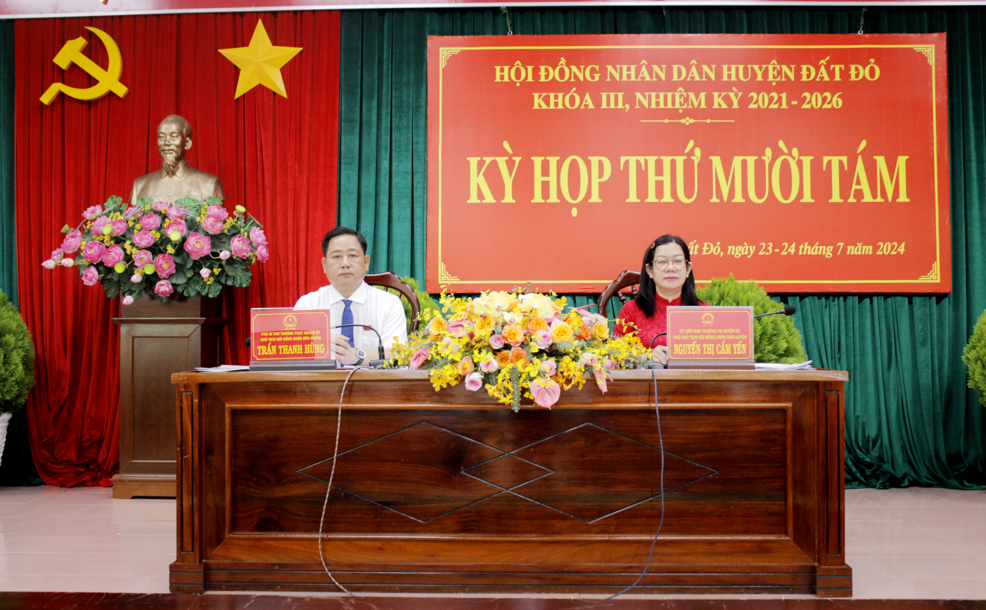 Ông Trần Thanh Hùng, Phó Bí thư Huyện ủy, Chủ tịch HĐND huyện; bà Nguyễn Thị Cẩm Yến, Phó Chủ tịch HĐND huyện chủ trì kỳ họp.