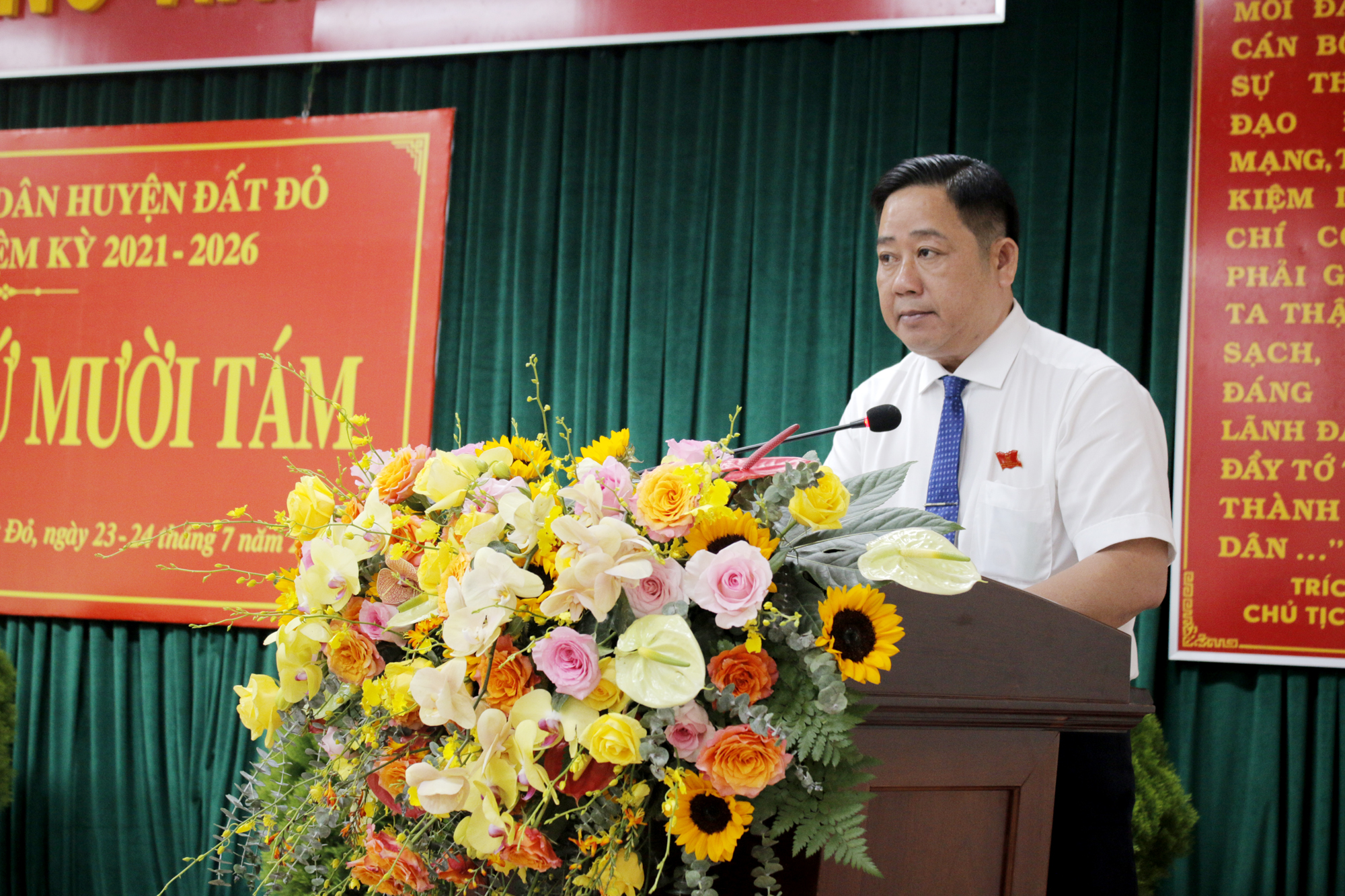 Ông Trần Thanh Hùng, Phó Bí thư Thường trực Huyện ủy, Chủ tịch HĐND huyện phát biểu khai mạc kỳ họp.