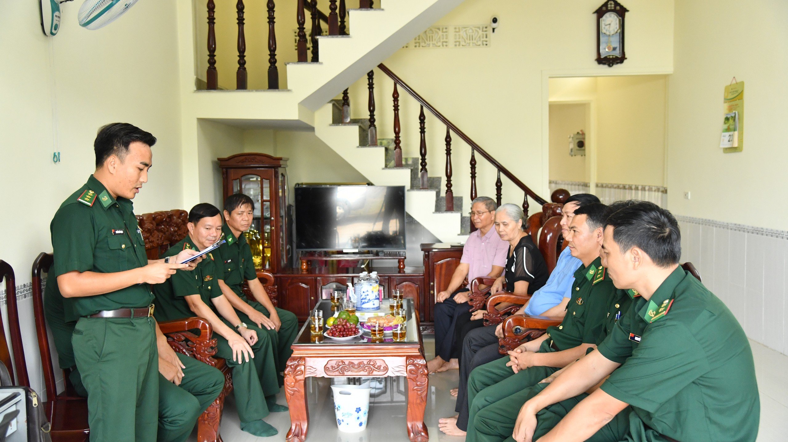 Đại diện Hải đoàn Biên phòng 18 cùng đơn vị tài trợ đến thăm, trao tiền hỗ trợ xây dựng 